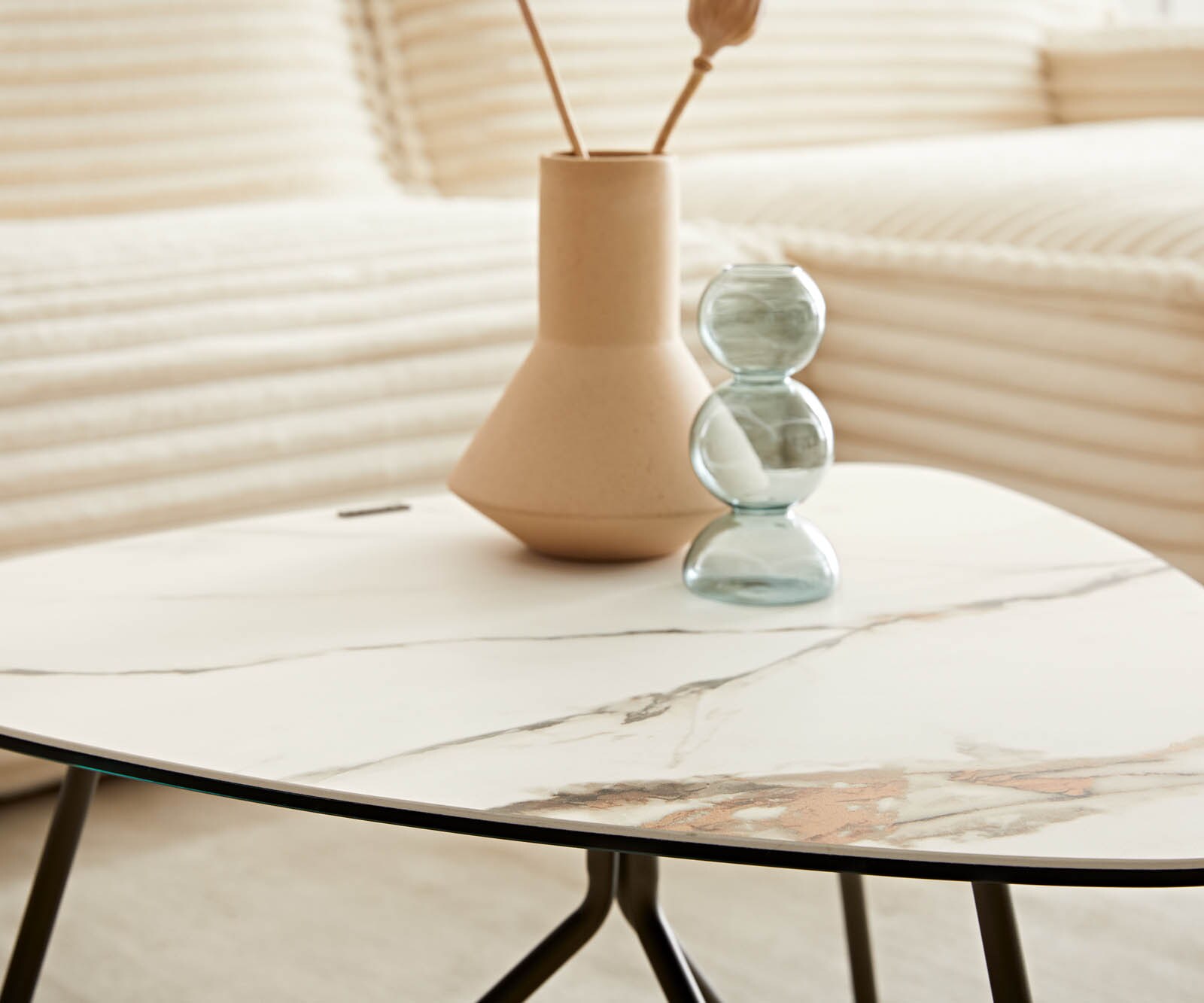 Table-basse Ekrem 65x65 cm céramique Calacatta Luxe blanc-or-gris piètement croisé rond métal effet titane 6