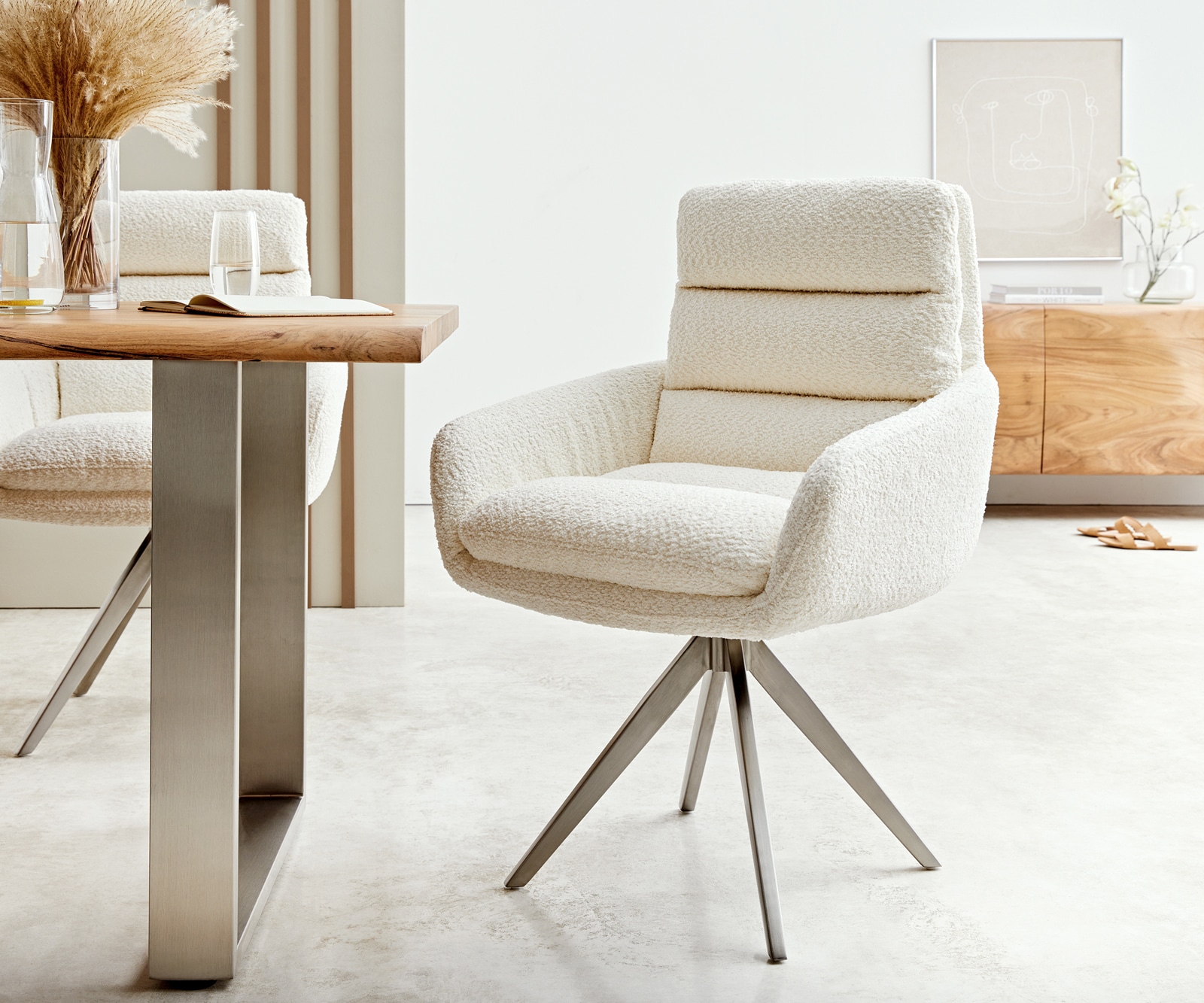 Chaise-de-salle-à-manger Abelia-Flex avec accoudoirs bouclé blanc pied croisé angulaire acier inoxydable brossé Chaise-de-salle-à-manger Abelia-Flex avec accoudoirs bouclé blanc pied croisé angulaire acier inoxydable brossé