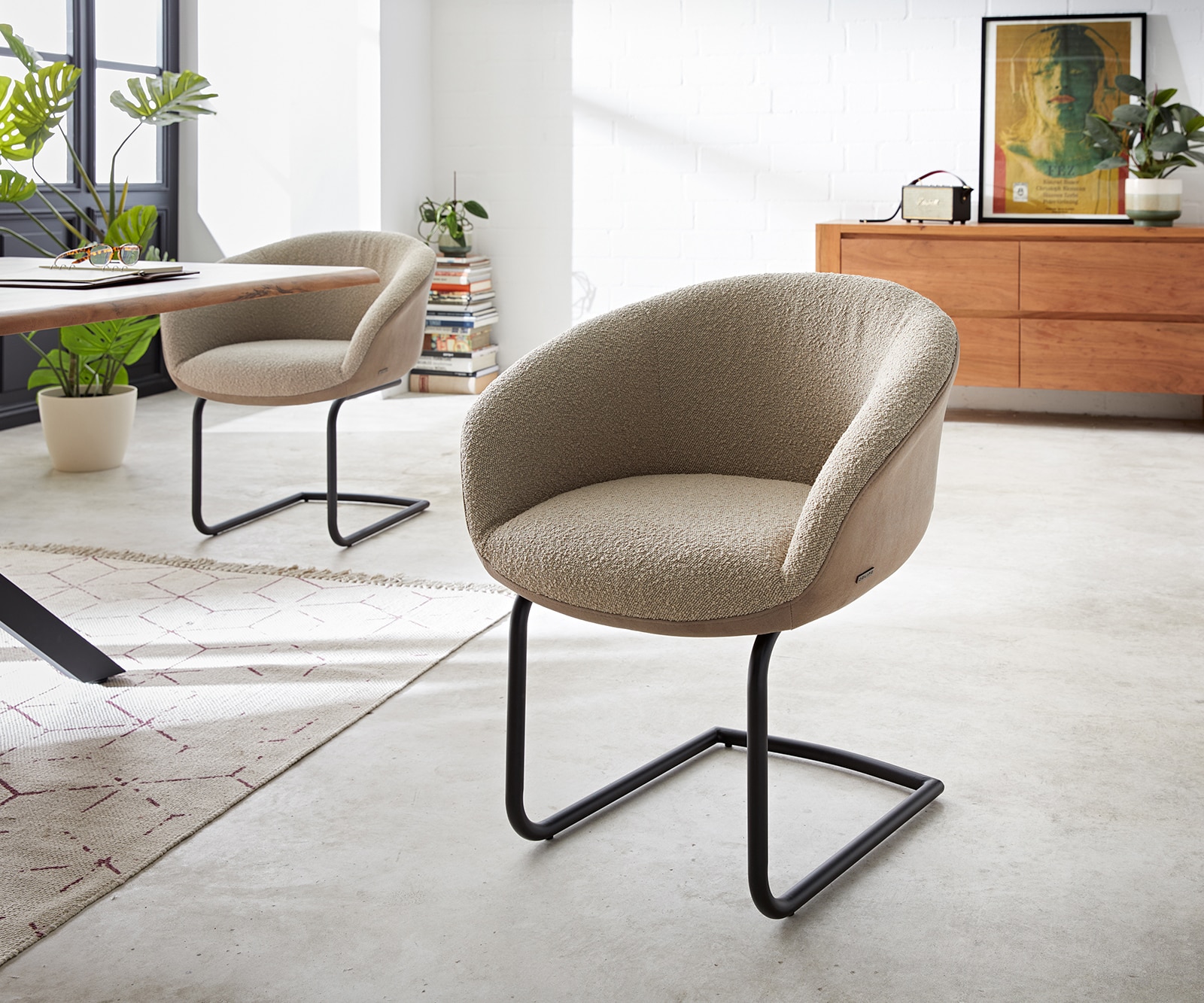 Cantilever Vinka-Flex avec accoudoirs tissu mixte couleur boue pied cantilever rond noir ressorts ensachés Cantilever Vinka-Flex avec accoudoirs tissu mixte couleur boue pied cantilever rond noir ressorts ensachés