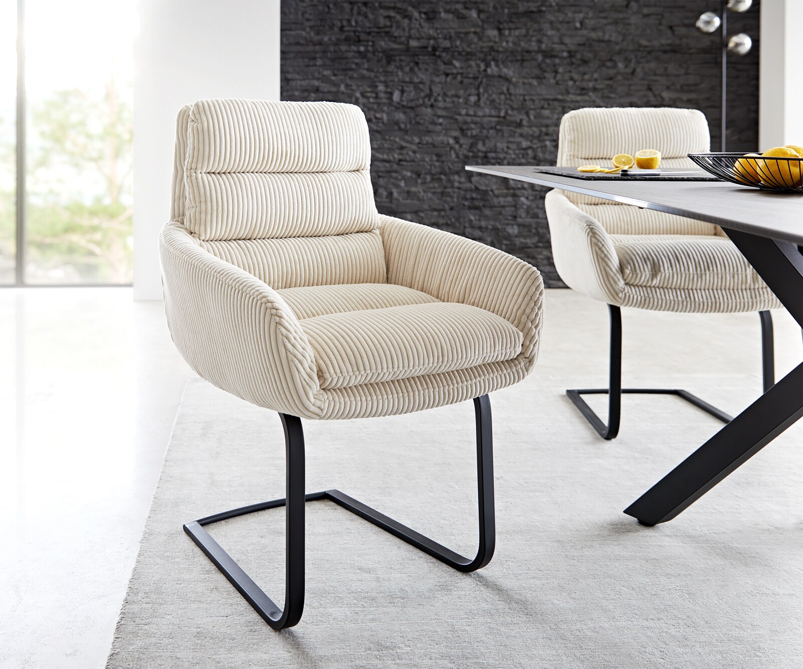 Cantilever Abelia-Flex avec accoudoirs côtelé beige vintage pied cantilever plat noir