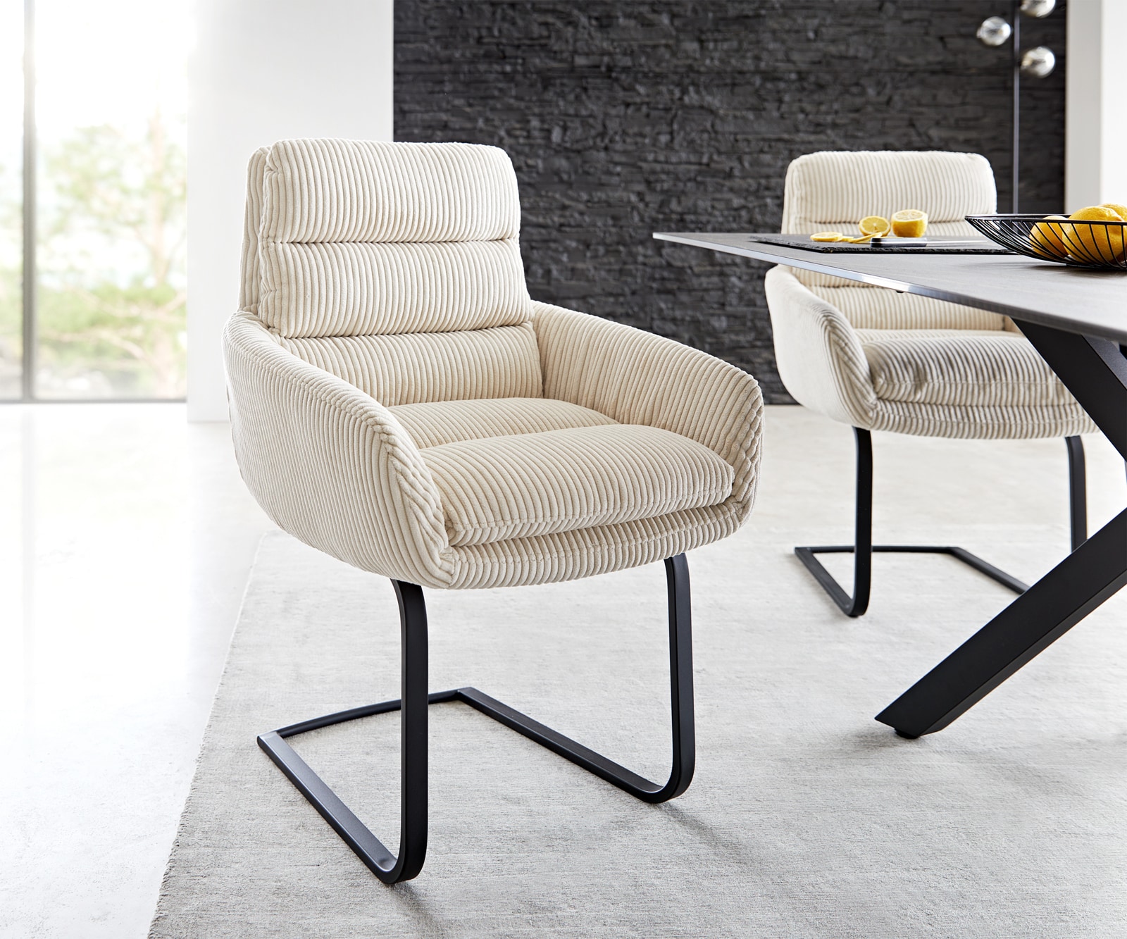 Cantilever Abelia-Flex avec accoudoirs côtelé beige vintage pied cantilever plat noir Cantilever Abelia-Flex avec accoudoirs côtelé beige vintage pied cantilever plat noir