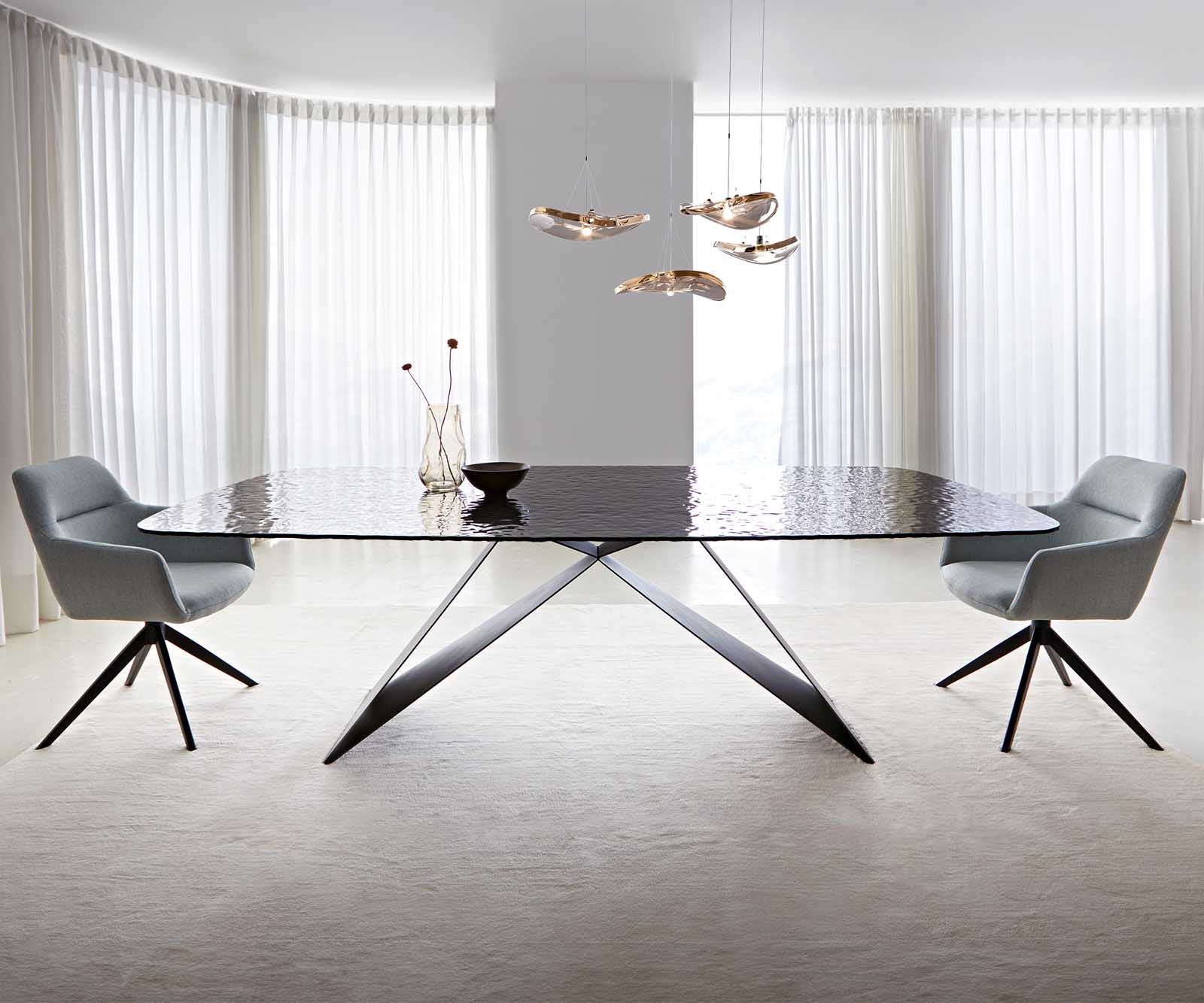 Table à manger Edge en forme de bateau 240x120 verre fondu noir fumé relief en 3D cadre en V acier plat noir 1