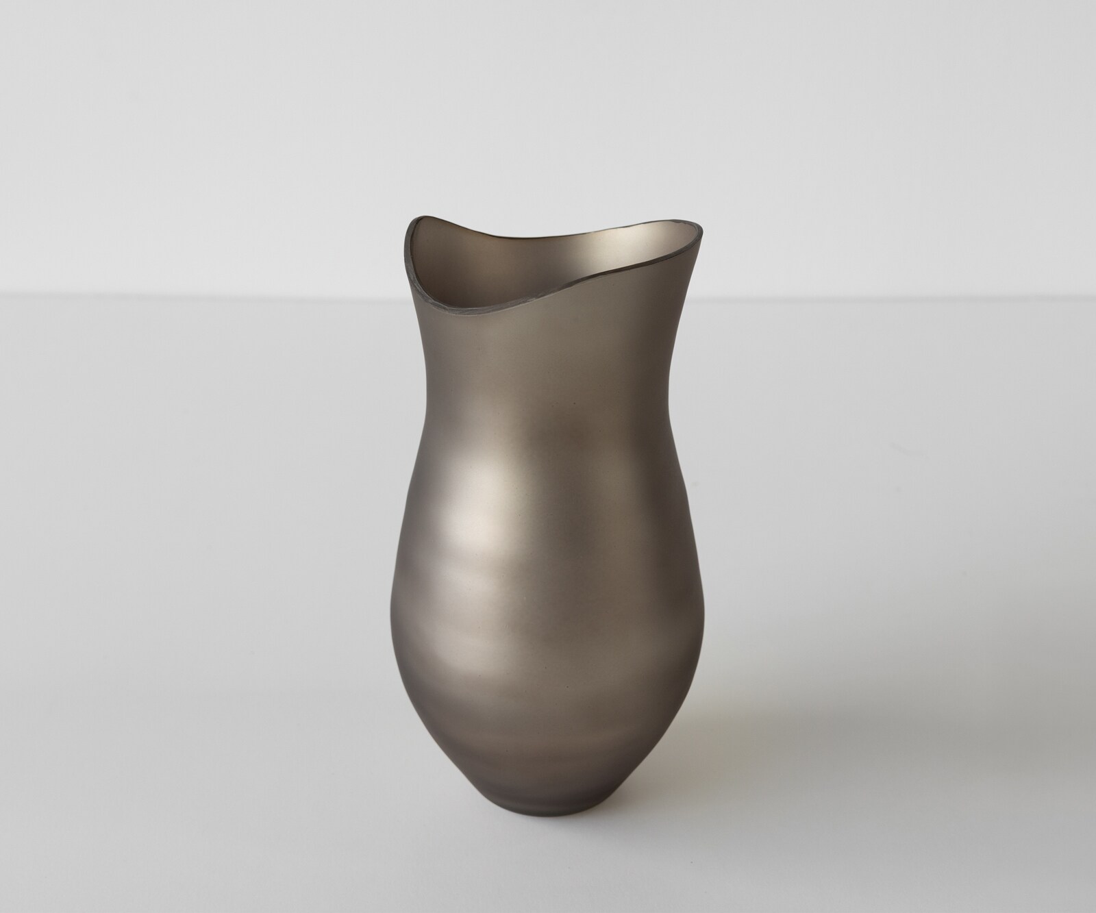Vase Sinuo l16 x P16 x H30 cm Verre Opal Soufflé à la bouche 2