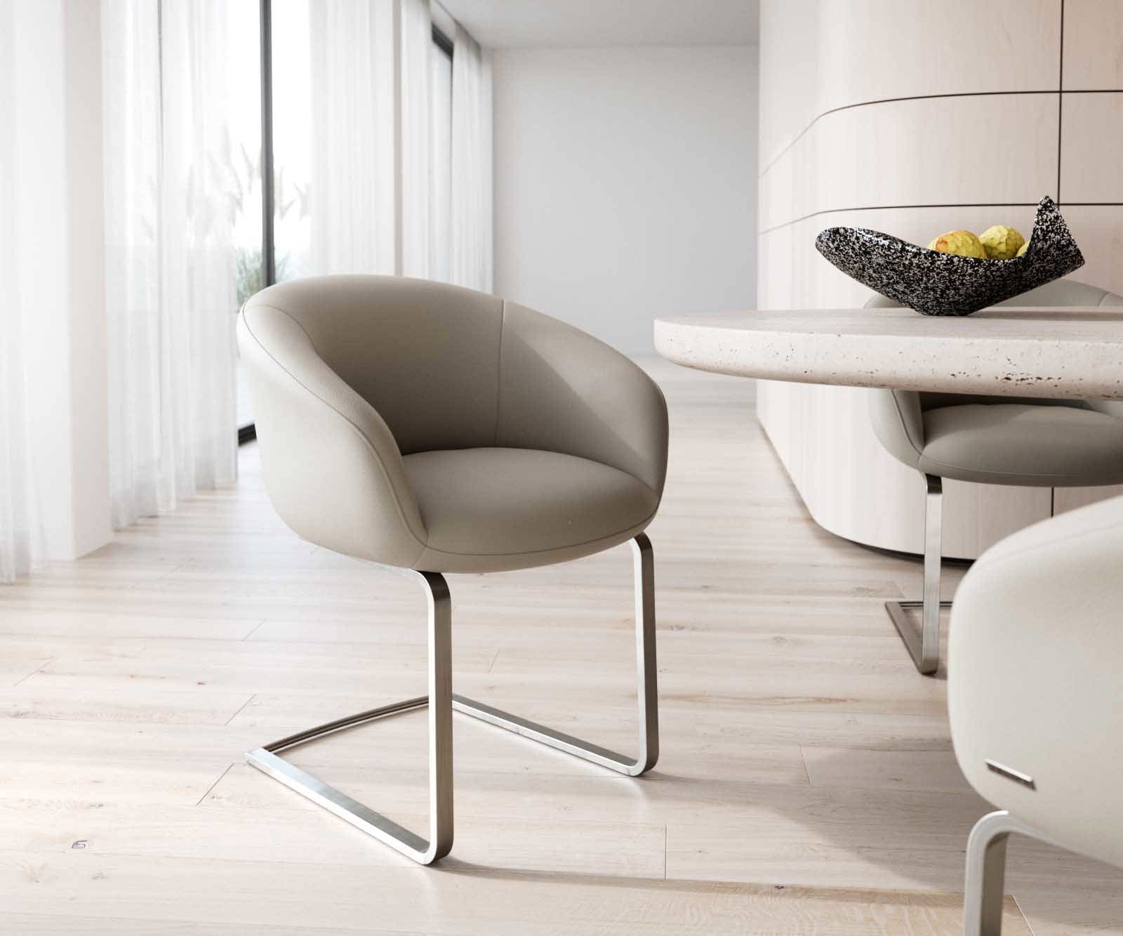 Cantilever Vinka-Flex avec accoudoirs cuir de vache couleur boue pied cantilever plat acier inoxydable brossé ressorts ensachés Cantilever Vinka-Flex avec accoudoirs cuir de vache couleur boue pied cantilever plat acier inoxydable brossé ressorts ensachés