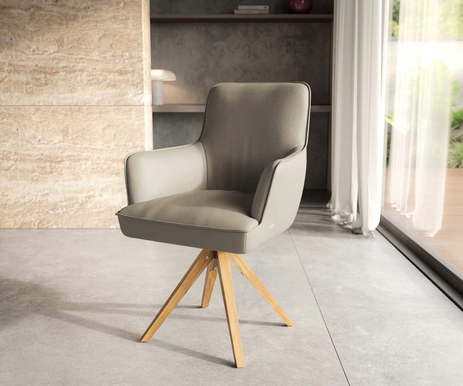 Chaise-pivotante Heira-Flex avec accoudoirs cuir de vache couleur boue pied en bois angulaire naturel pivotement sur 180° ressorts ensachés Chaise-pivotante Heira-Flex avec accoudoirs cuir de vache couleur boue pied en bois angulaire naturel pivotement sur 180° ressorts ensachés