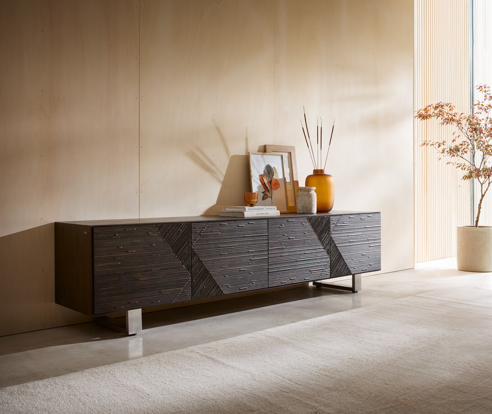 Meuble-TV Tereos 220 cm frêne brun foncé effet 3D 4 portes patins en acier inoxydable brossé