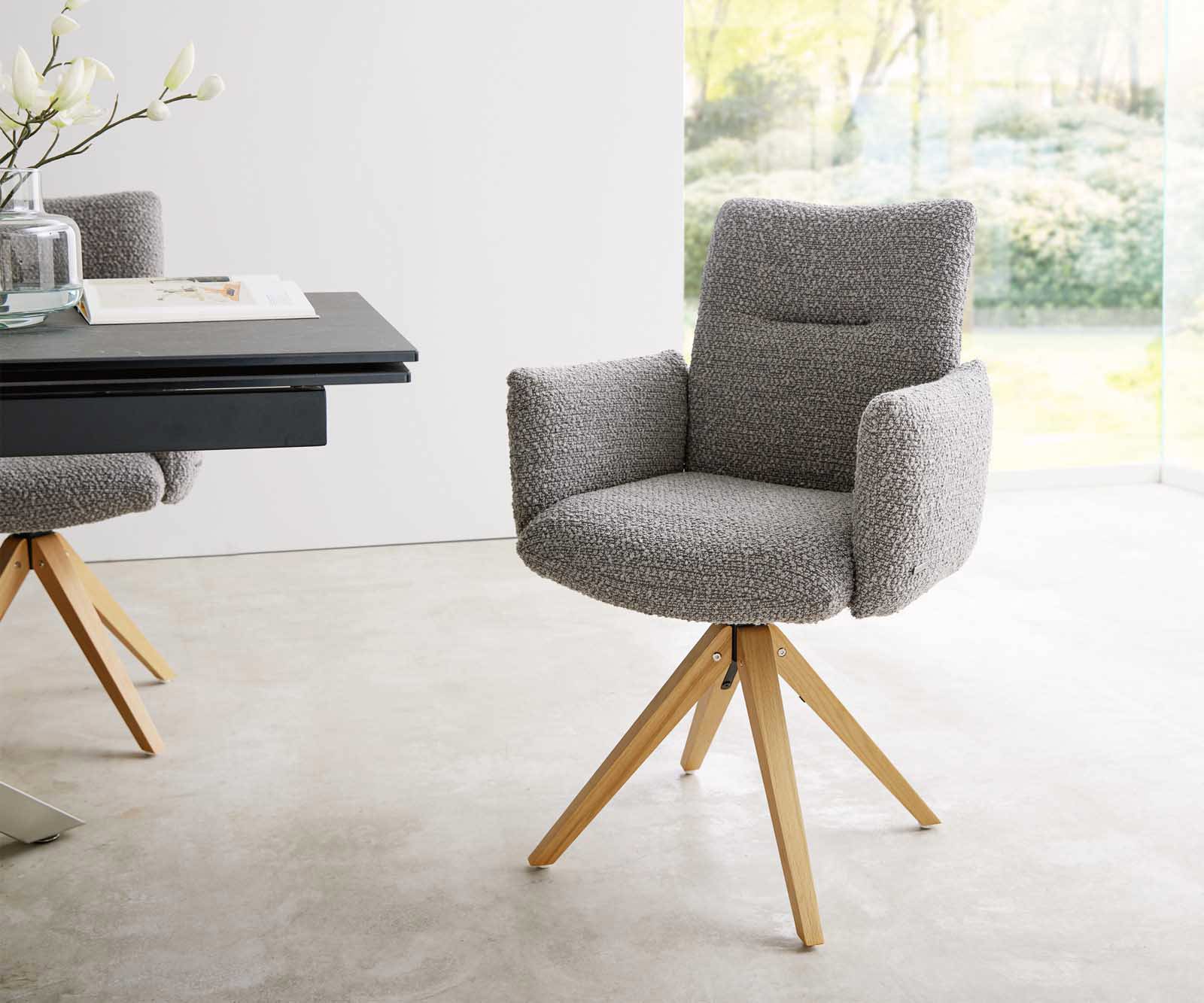 Chaise-pivotante Jova-Flex avec accoudoirs bouclé gris argenté pied en bois angulaire naturel pivotement sur 180° ressorts ensachés