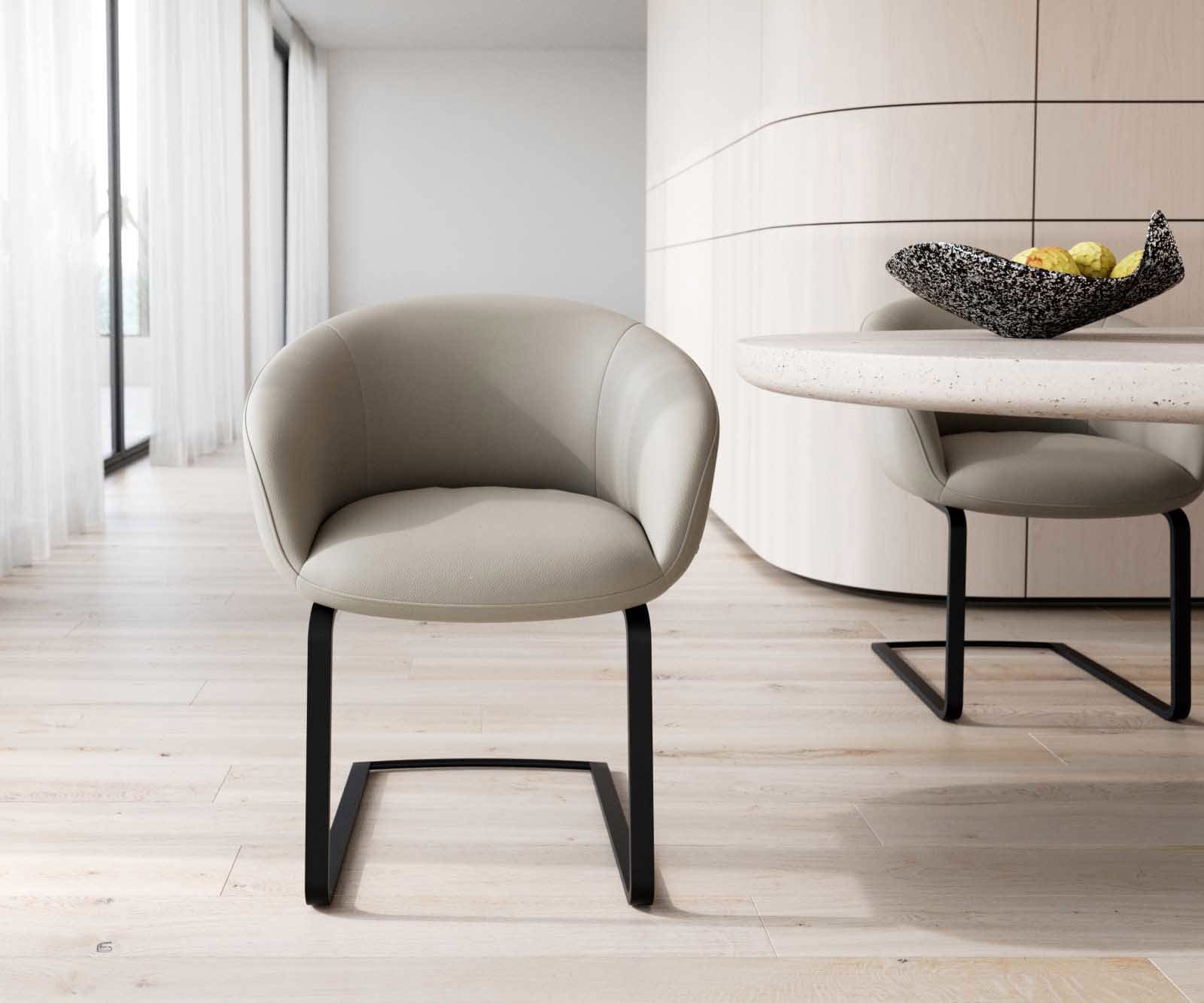 Cantilever Vinka-Flex avec accoudoirs cuir de vache couleur boue pied cantilever plat noir ressorts ensachés 1 Cantilever Vinka-Flex avec accoudoirs cuir de vache couleur boue pied cantilever plat noir ressorts ensachés 1