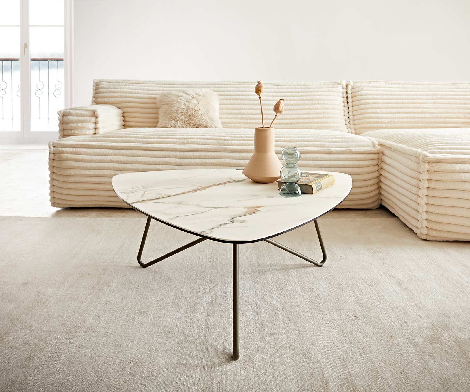 Table-basse Ekrem 88x85 cm céramique Calacatta Luxe blanc-or-gris piètement croisé rond métal effet titane 2