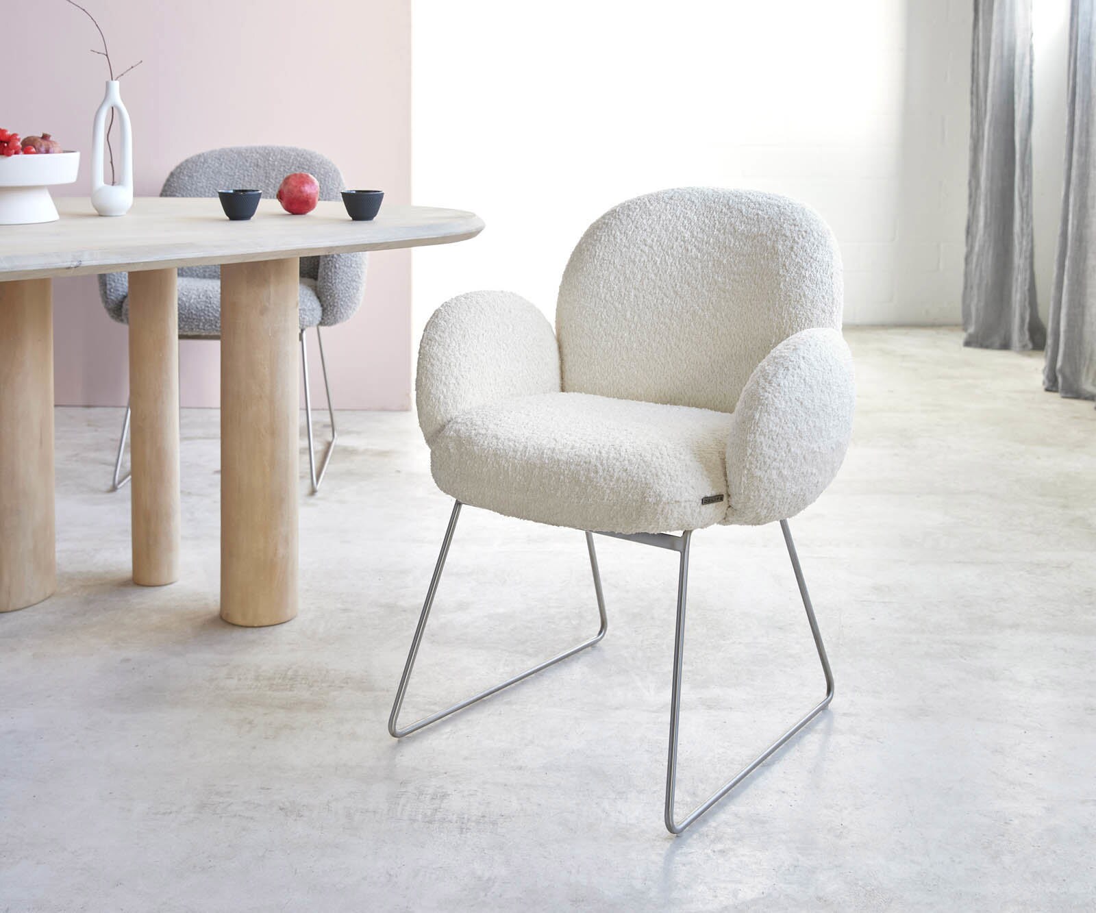 Chaise-de-salle-à-manger Nube-Flex avec accoudoirs bouclé blanc pied trapèze acier inoxydable brossé ressorts ensachés
