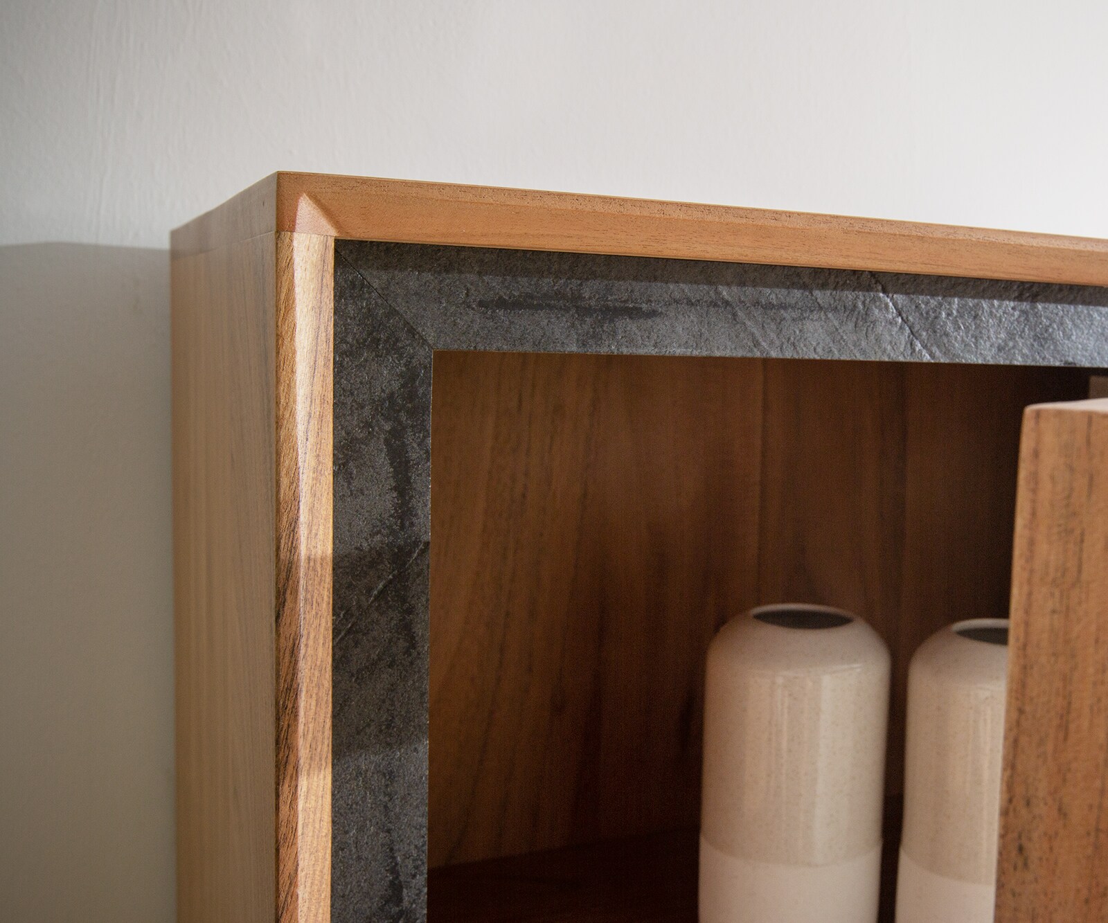 Vitrine Stonegrace 60x175 acacia nature 1portes  2 tiroirs placage en pierre pieds en V 5
