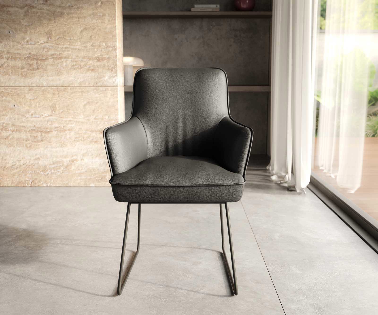 Chaise-de-salle-à-manger Heira-Flex avec accoudoirs cuir de vache noir pied trapèze noir ressorts ensachés 1 Chaise-de-salle-à-manger Heira-Flex avec accoudoirs cuir de vache noir pied trapèze noir ressorts ensachés 1