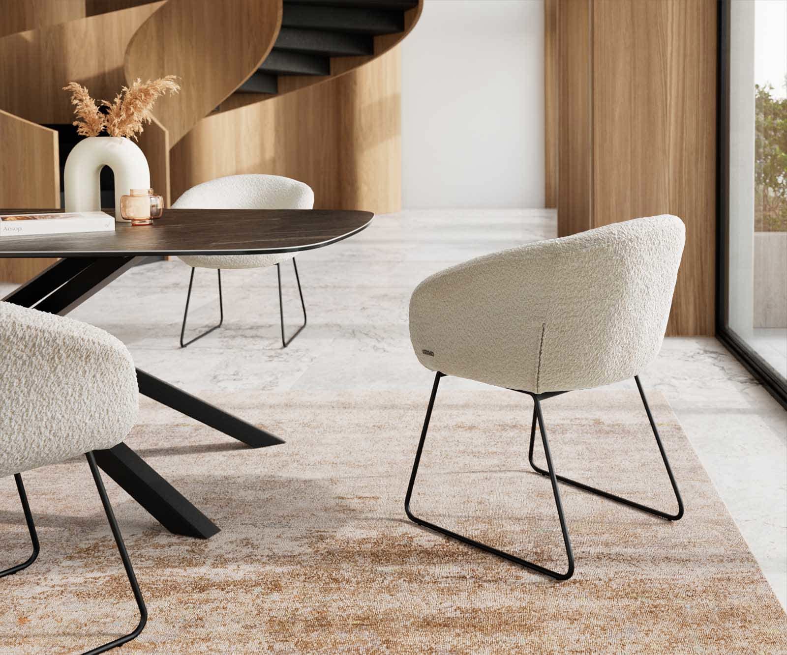 Chaise-de-salle-à-manger Vinka-Flex avec accoudoirs bouclé blanc pied trapèze noir ressorts ensachés 4 Chaise-de-salle-à-manger Vinka-Flex avec accoudoirs bouclé blanc pied trapèze noir ressorts ensachés 4