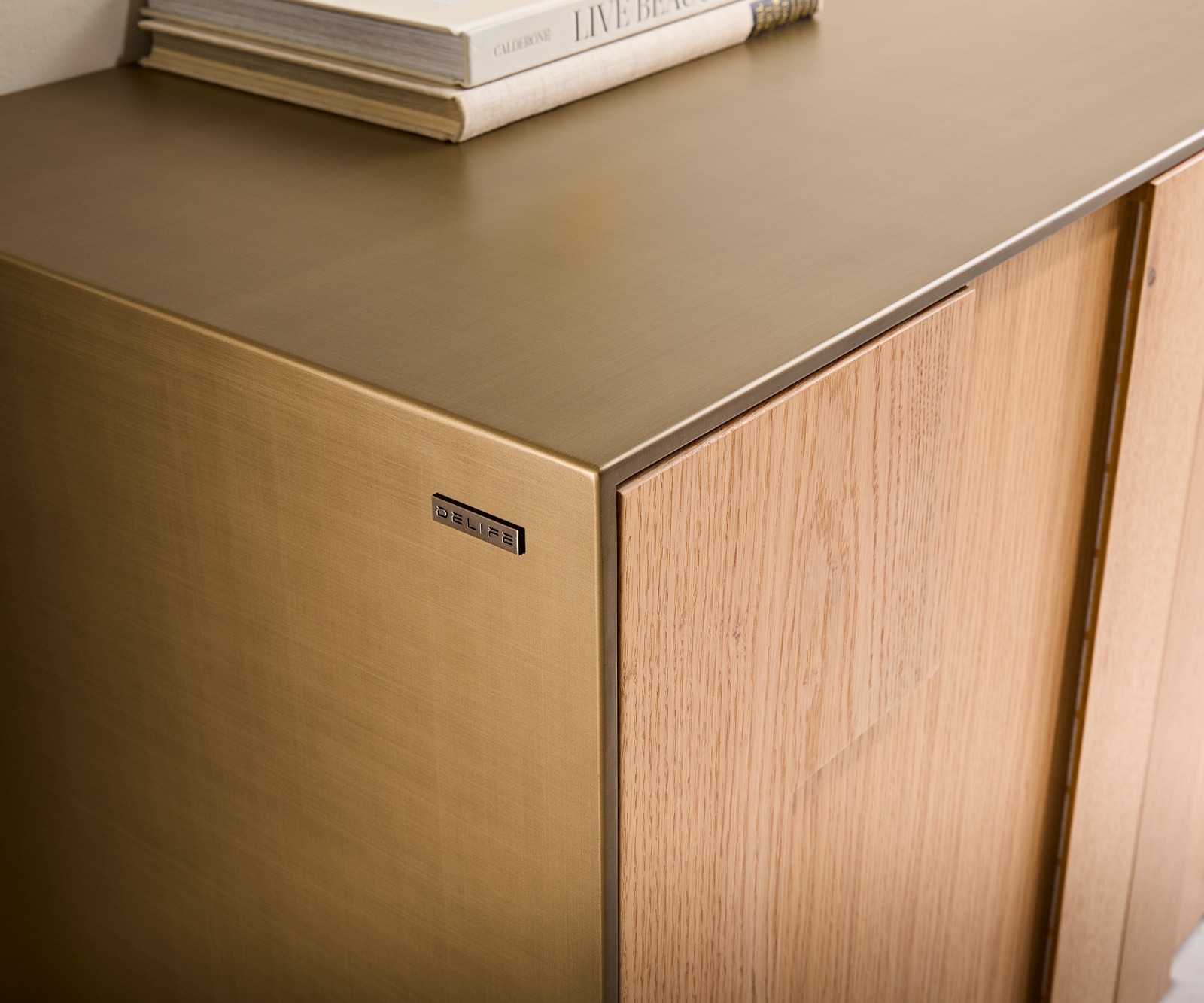 Buffet Taka 200 cm or métallique 4 portes flottantes métal noir 3 Buffet Taka 200 cm or métallique 4 portes flottantes métal noir 3