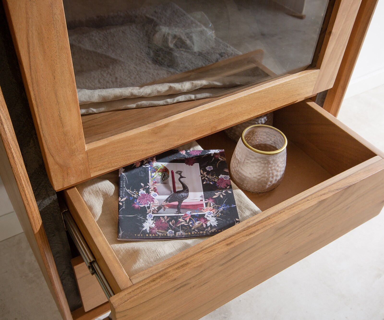 Vitrine Stonegrace 60x175 acacia nature 1portes  2 tiroirs placage en pierre pieds en V 3