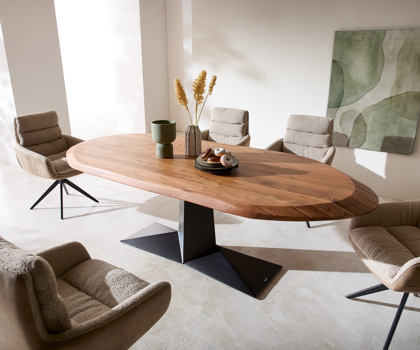 Table à manger Aithon 240x105 cm acacia brun piètement en métal noir ovale 1