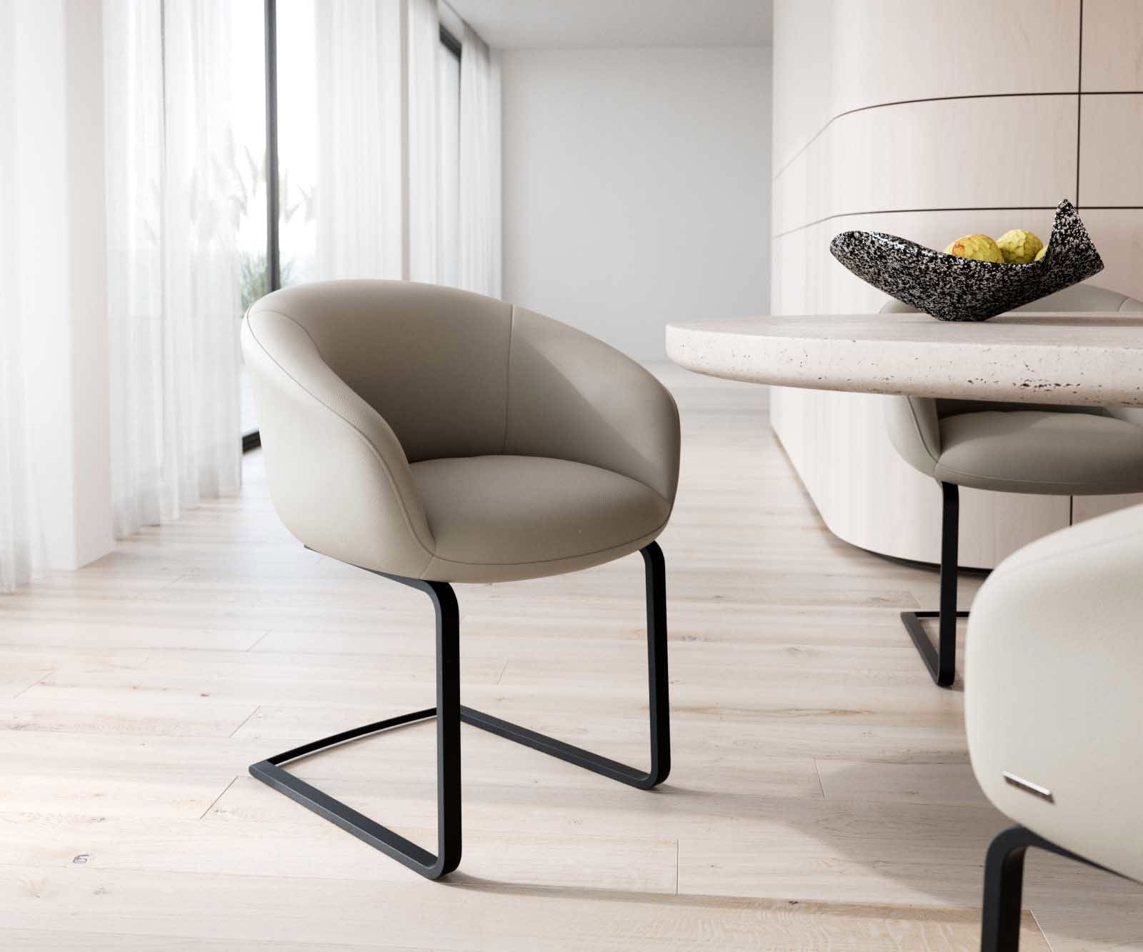 Cantilever Vinka-Flex avec accoudoirs cuir de vache couleur boue pied cantilever plat noir ressorts ensachés Cantilever Vinka-Flex avec accoudoirs cuir de vache couleur boue pied cantilever plat noir ressorts ensachés