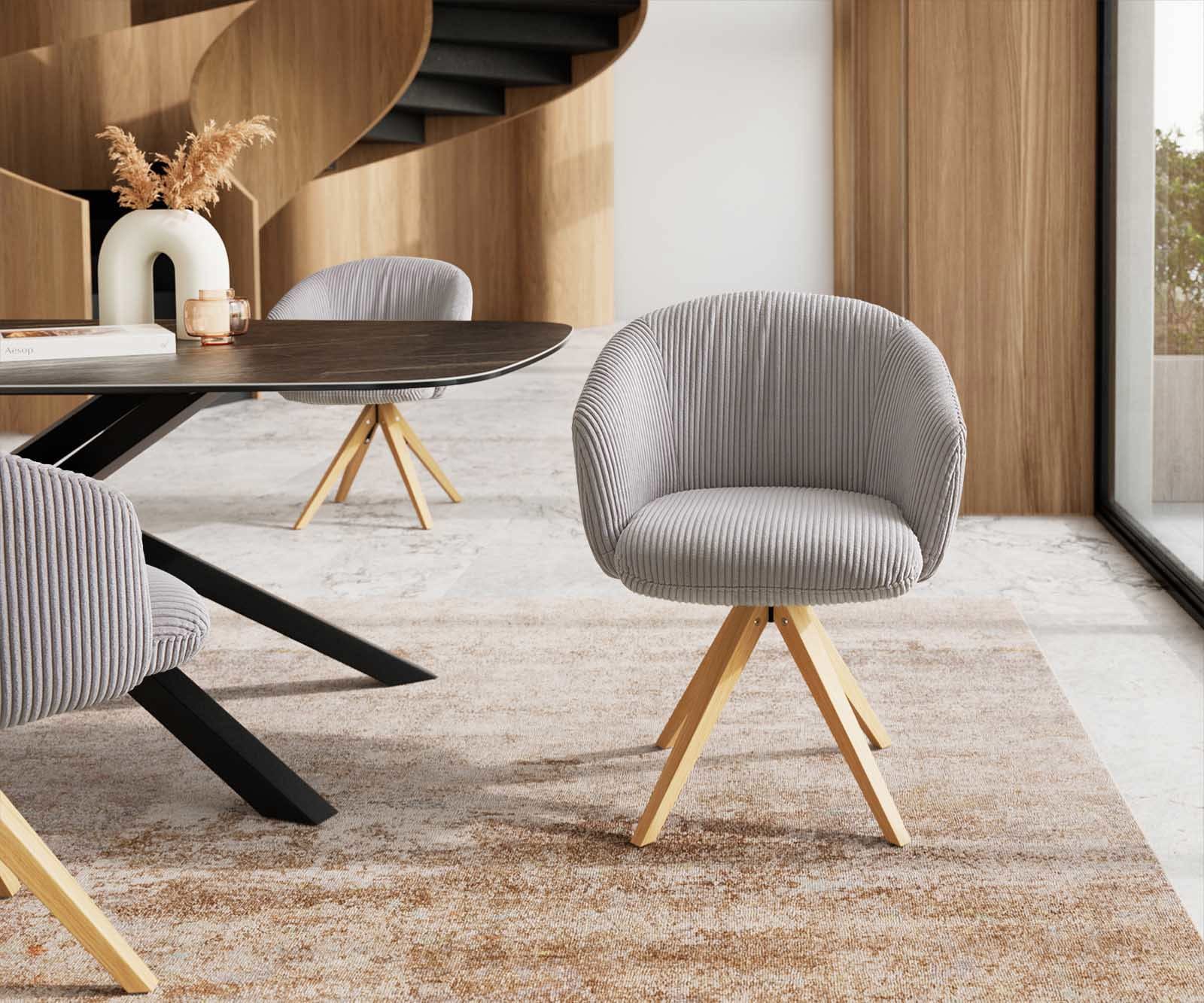 Chaise-pivotante Caja-Flex avec accoudoirs côtelé gris argenté pied en bois angulaire naturel pivotement sur 180° ressorts ensachés 1 Chaise-pivotante Caja-Flex avec accoudoirs côtelé gris argenté pied en bois angulaire naturel pivotement sur 180° ressorts ensachés 1