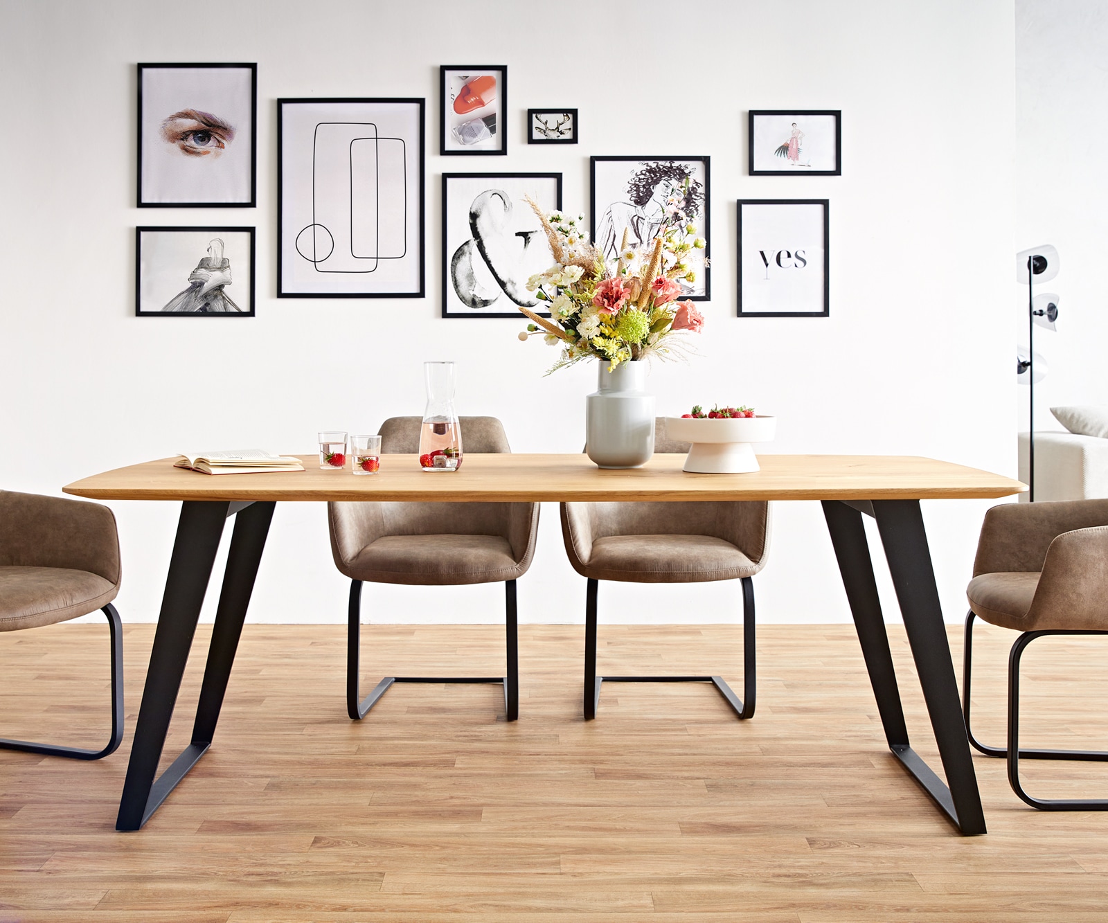 Table à manger Edge Boot 200x100x2,5-3 chêne nature métal inclinée noir bord suisse 5