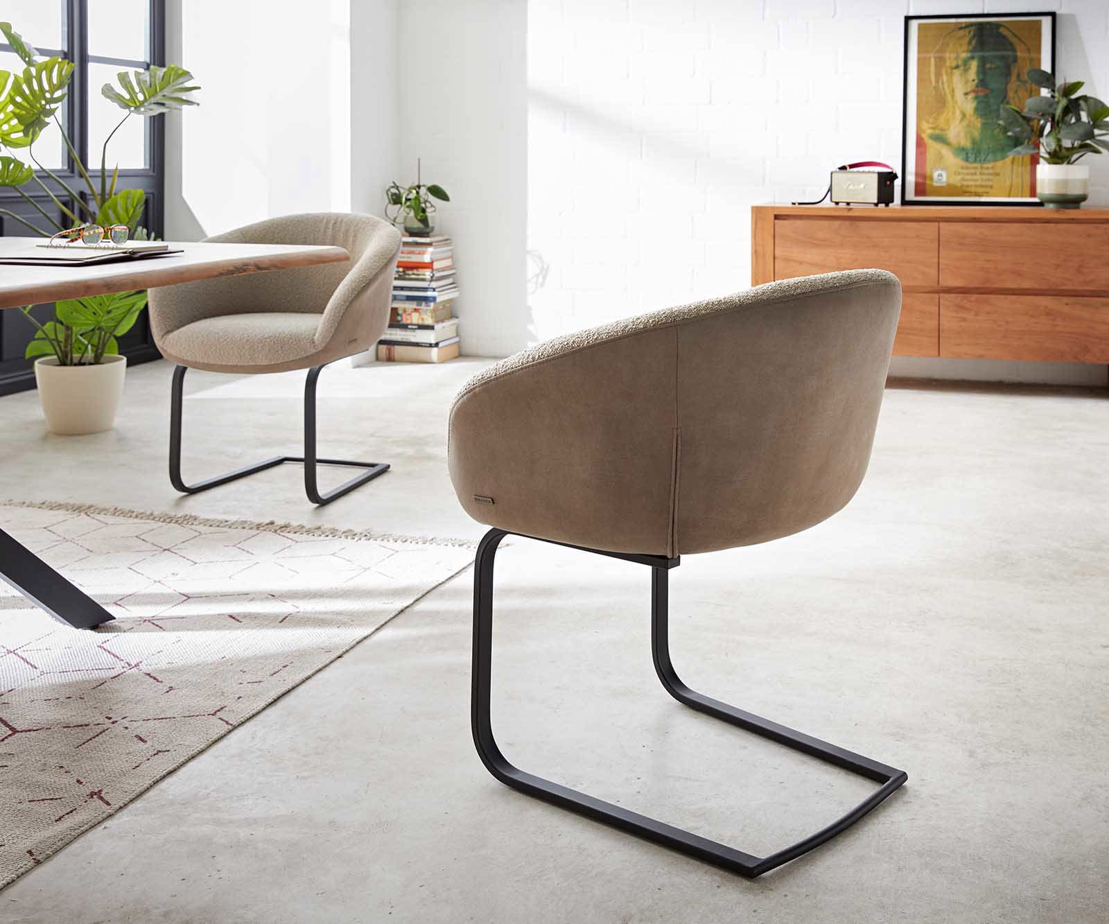 Cantilever Vinka-Flex avec accoudoirs tissu mixte couleur boue pied cantilever plat noir ressorts ensachés 4 Cantilever Vinka-Flex avec accoudoirs tissu mixte couleur boue pied cantilever plat noir ressorts ensachés 4