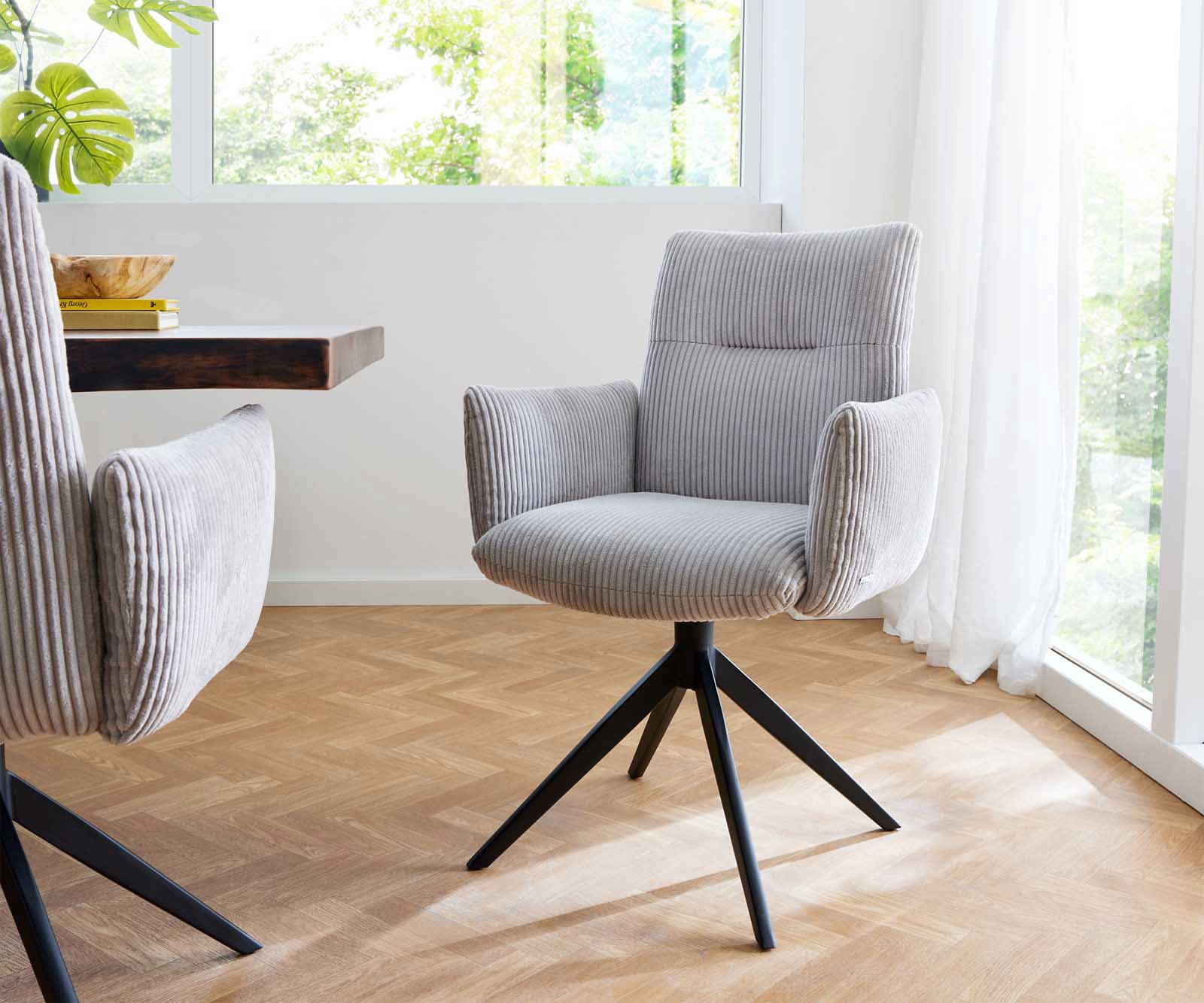 Chaise-pivotante Jova-Flex avec accoudoirs côtelé gris argenté pied croisé large noir pivotement sur 360° ressorts ensachés