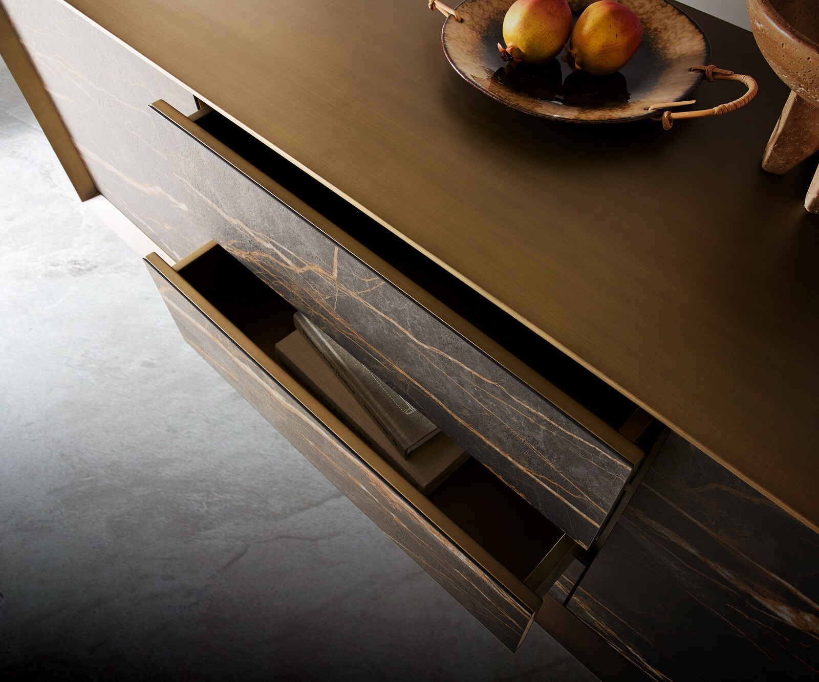Buffet Yori 200 cm Or métallique 2 portes 3 tiroirs flottant Métal noir Céramique Laminam®Noir Desir Marron 4