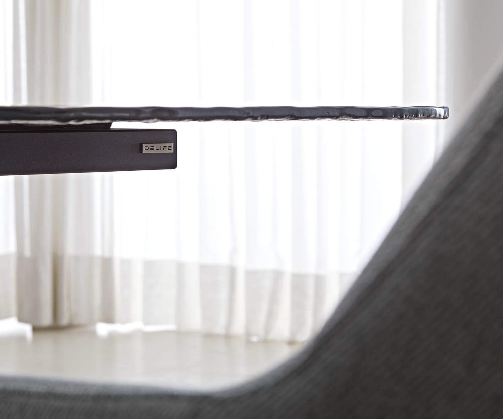 Table à manger Edge en forme de bateau 240x120 verre fondu noir fumé relief en 3D Spider acier plat noir 9