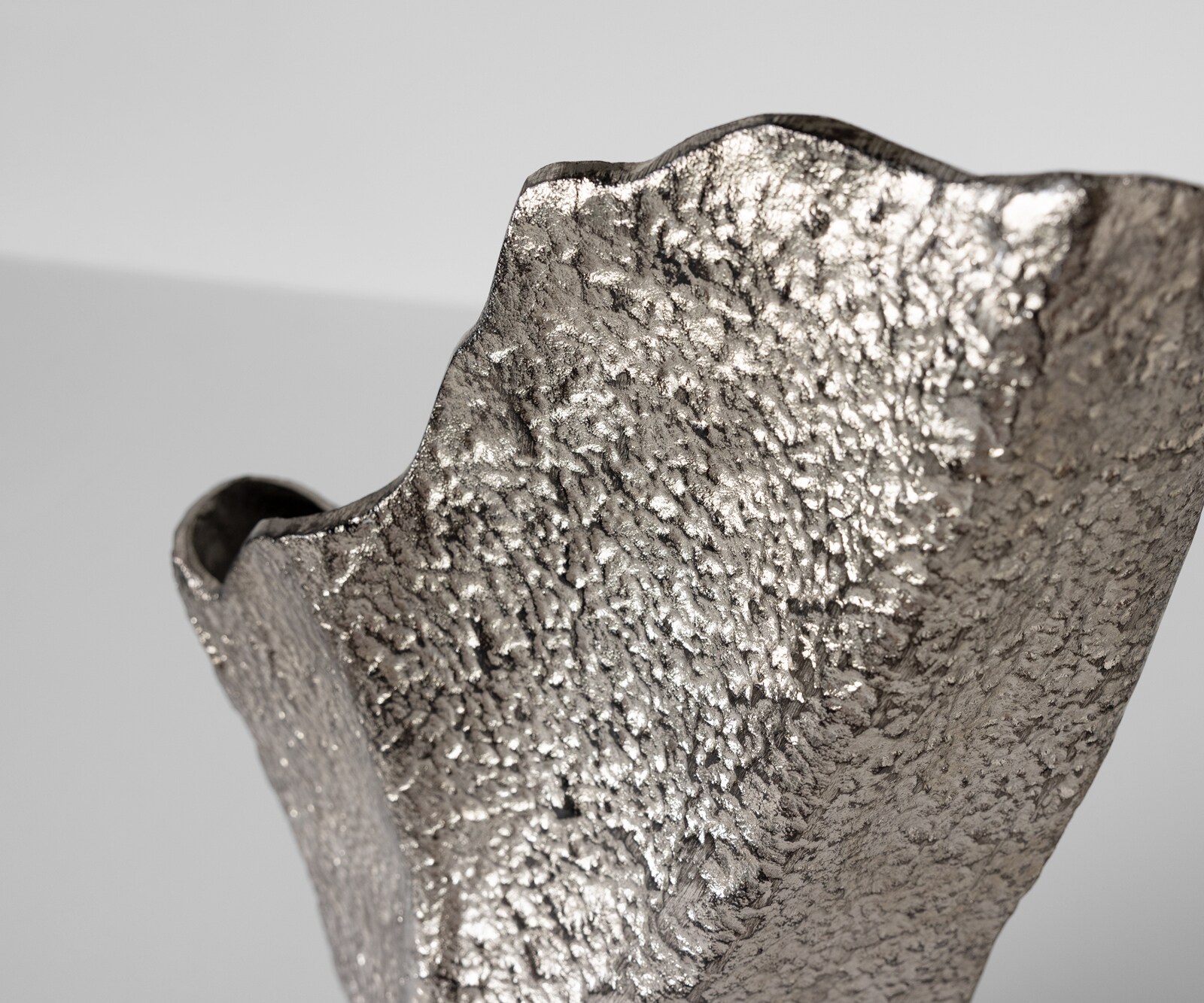 Vase Cavira l29 x P16 x H48 cm Aluminium Platin Fait main 3