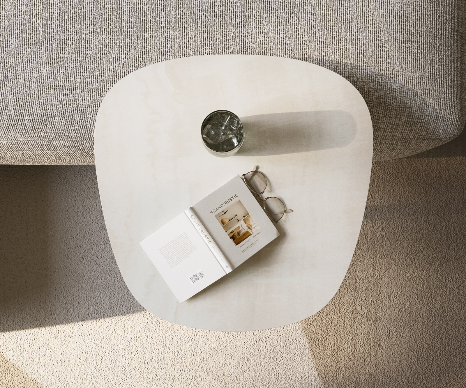 table d’appoint Edge forme bateau 60x60 cm céramique Onyx Champagne Eleny métal finition effet titane 4