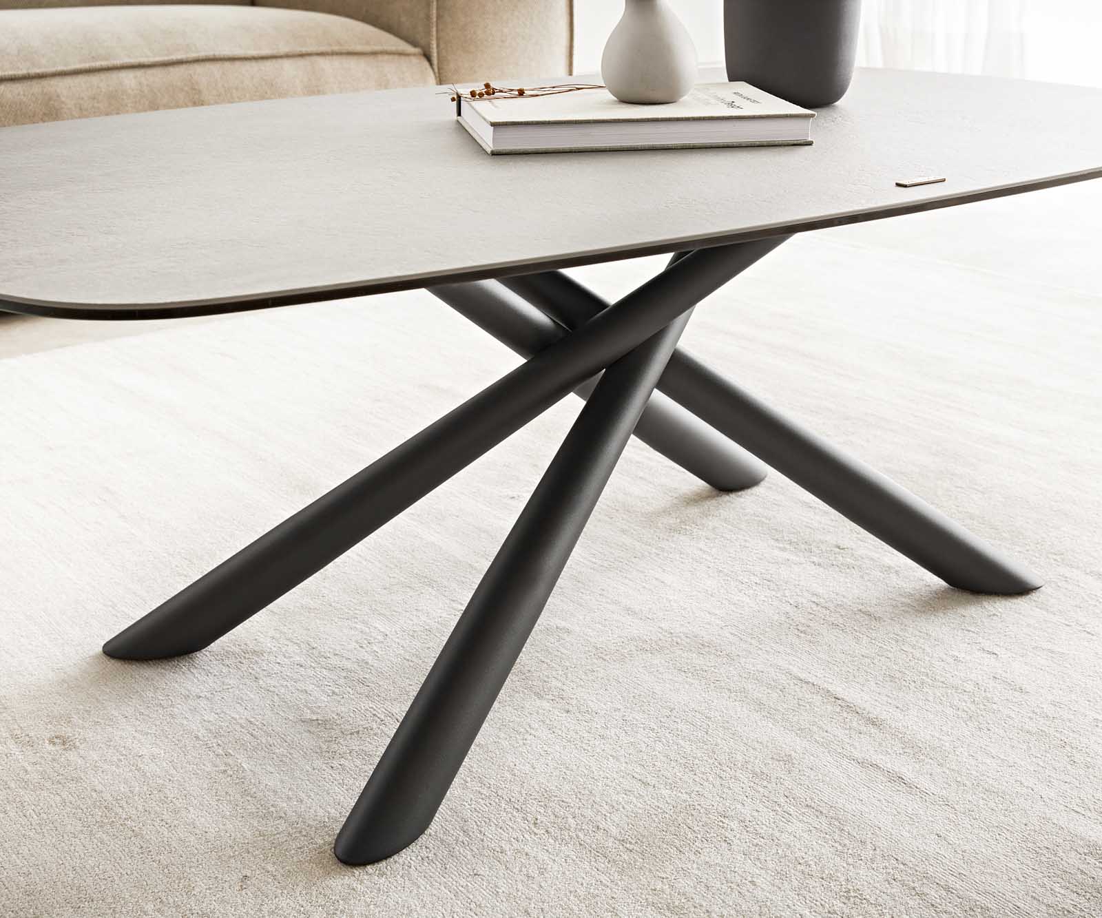 Table basse Sarita 120x70 cm Céramique Aspetto Concreto Couleur béton piétement métal noir 6 Table basse Sarita 120x70 cm Céramique Aspetto Concreto Couleur béton piétement métal noir 6