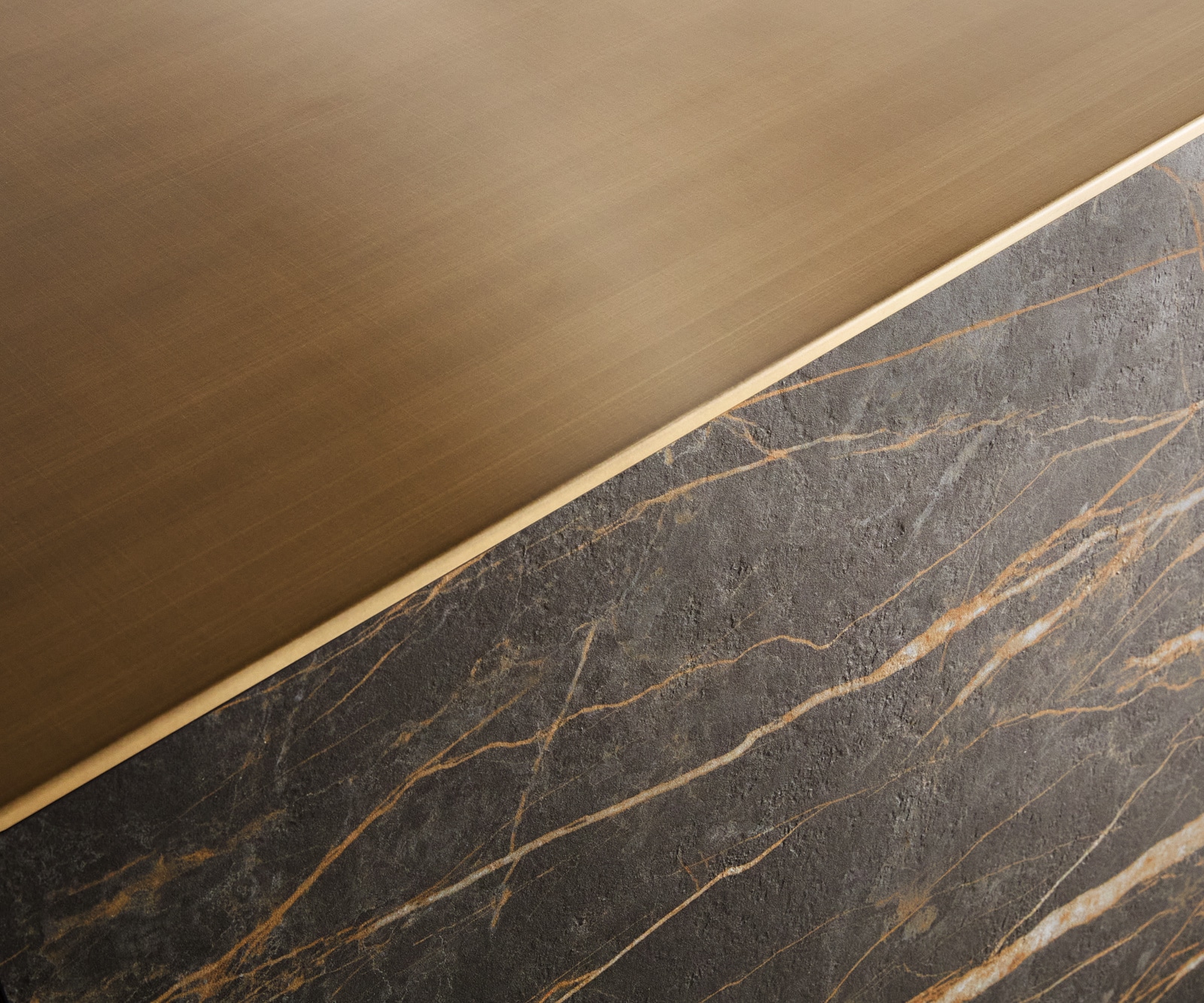 Buffet Yori 200 cm Or métallique 2 portes 3 tiroirs flottant Métal noir Céramique Laminam®Noir Desir Marron 2 Buffet Yori 200 cm Or métallique 2 portes 3 tiroirs flottant Métal noir Céramique Laminam®Noir Desir Marron 2