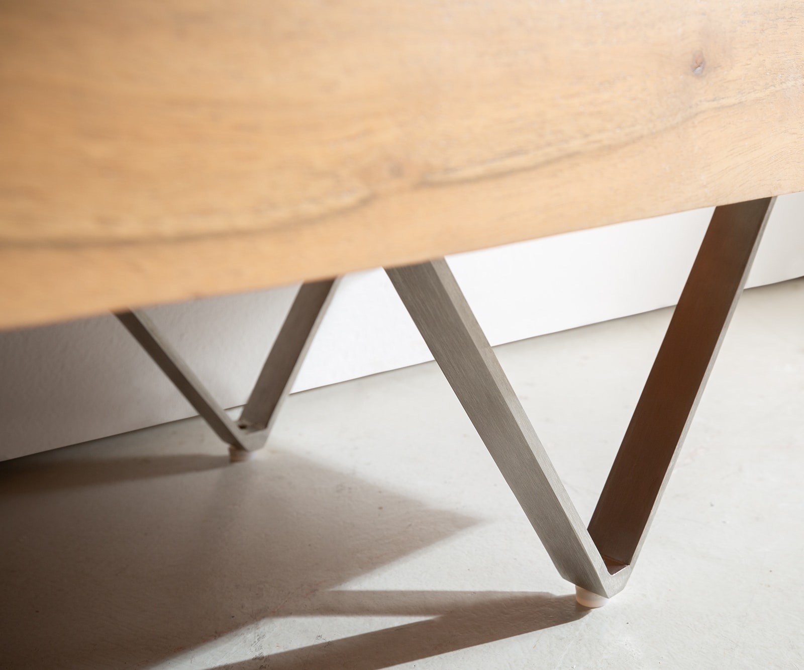 Meuble-TV Kayu 220 cm acacia naturel 4 portes pied en V 4 Meuble-TV Kayu 220 cm acacia naturel 4 portes pied en V 4