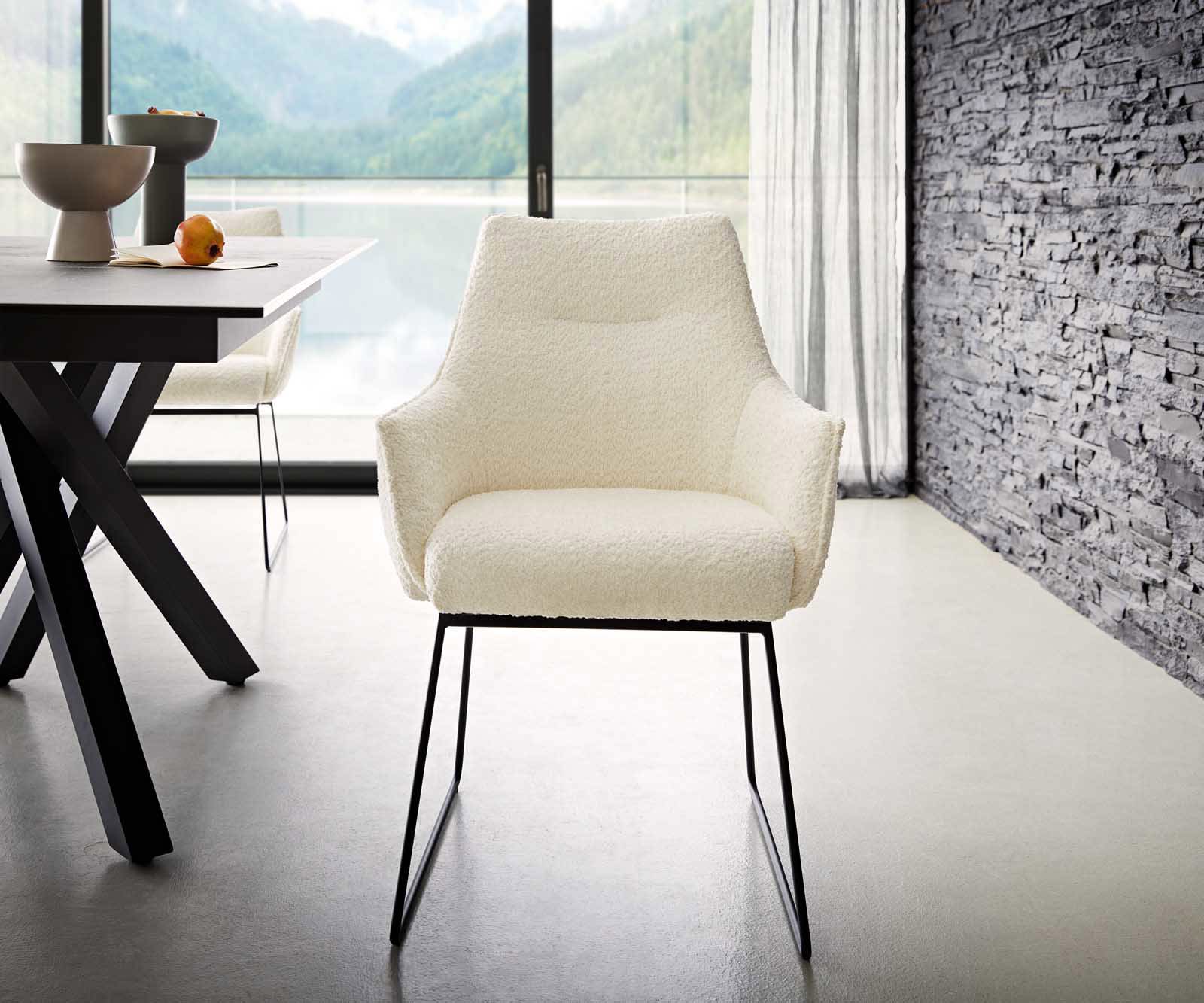 Chaise-de-salle-à-manger Alja-Flex avec accoudoirs bouclé blanc pied trapèze noir ressorts ensachés 1 Chaise-de-salle-à-manger Alja-Flex avec accoudoirs bouclé blanc pied trapèze noir ressorts ensachés 1