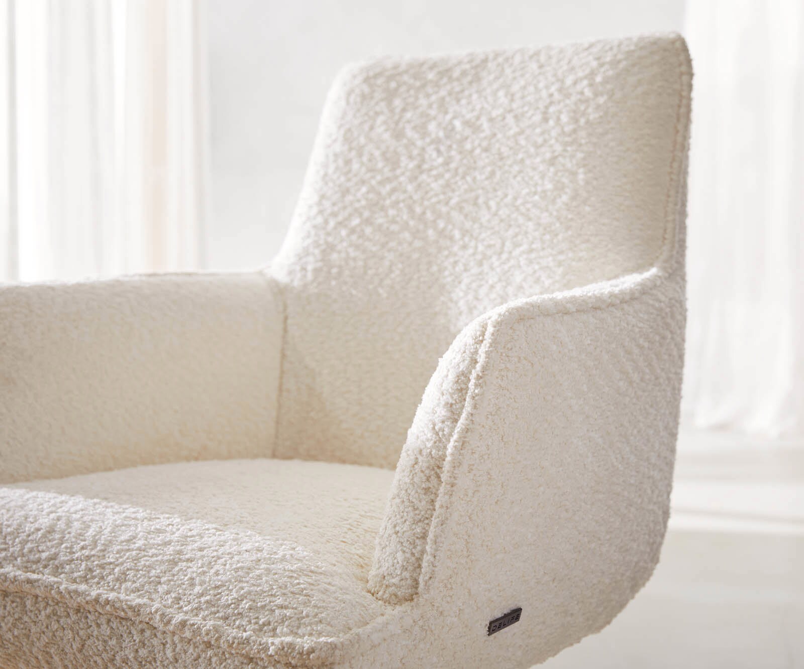 Chaise-pivotante Heira-Flex avec accoudoirs bouclé blanc pied en bois angulaire naturel pivotement sur 180° ressorts ensachés 3 Chaise-pivotante Heira-Flex avec accoudoirs bouclé blanc pied en bois angulaire naturel pivotement sur 180° ressorts ensachés 3