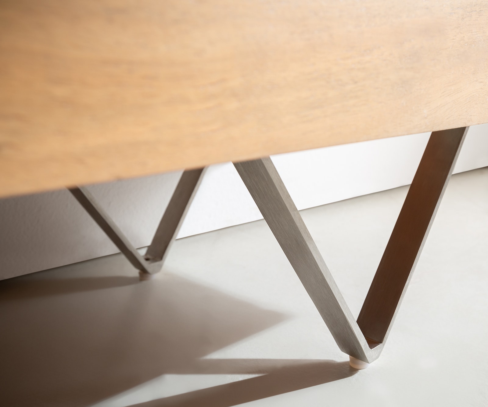 Pied-en-V acier inoxydable brossé 15 cm pour tous types de meubles (lot de 4) 1 Pied-en-V acier inoxydable brossé 15 cm pour tous types de meubles (lot de 4) 1