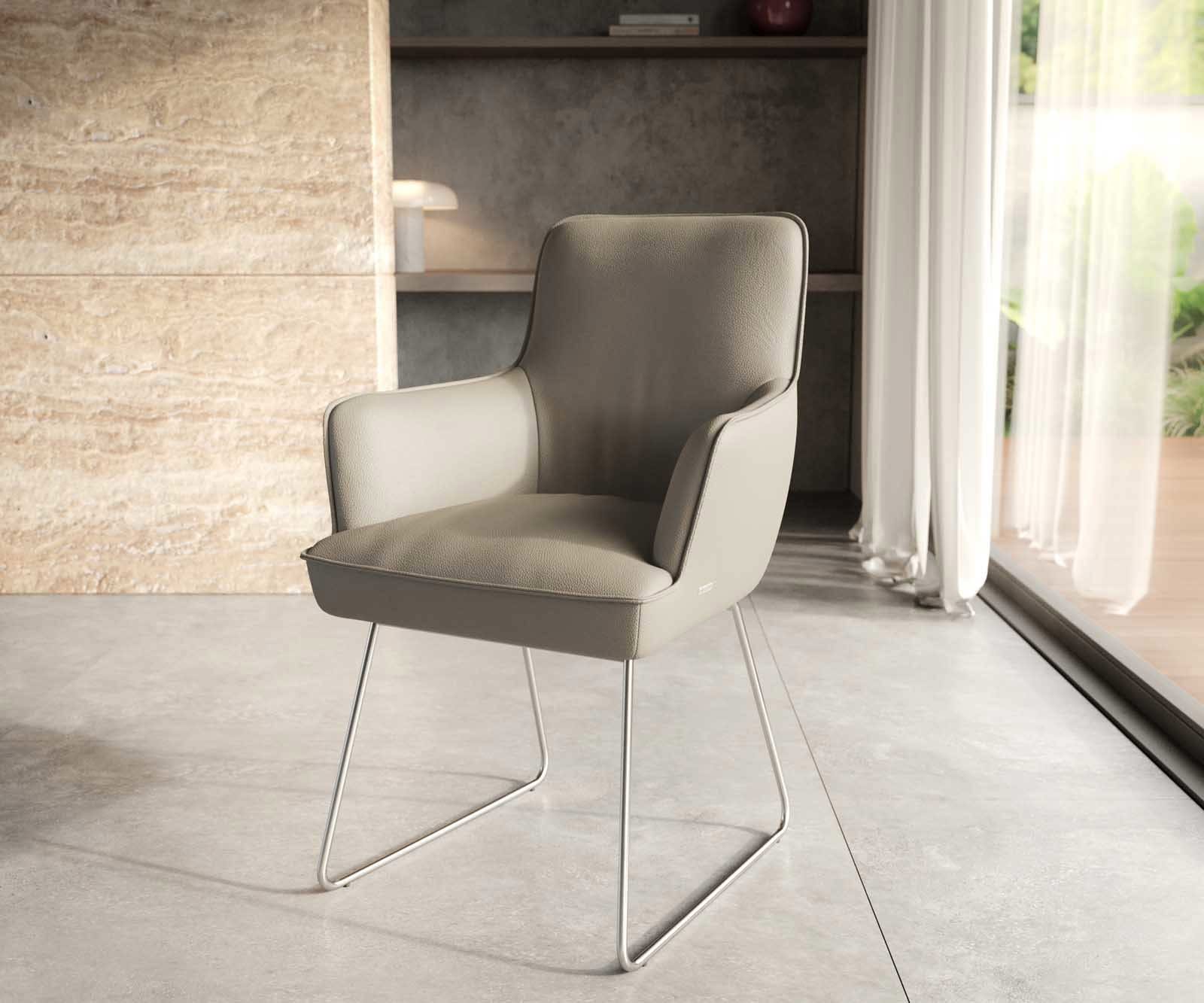 Chaise-de-salle-à-manger Heira-Flex avec accoudoirs cuir de vache couleur boue pied trapèze acier inoxydable brossé ressorts ensachés Chaise-de-salle-à-manger Heira-Flex avec accoudoirs cuir de vache couleur boue pied trapèze acier inoxydable brossé ressorts ensachés