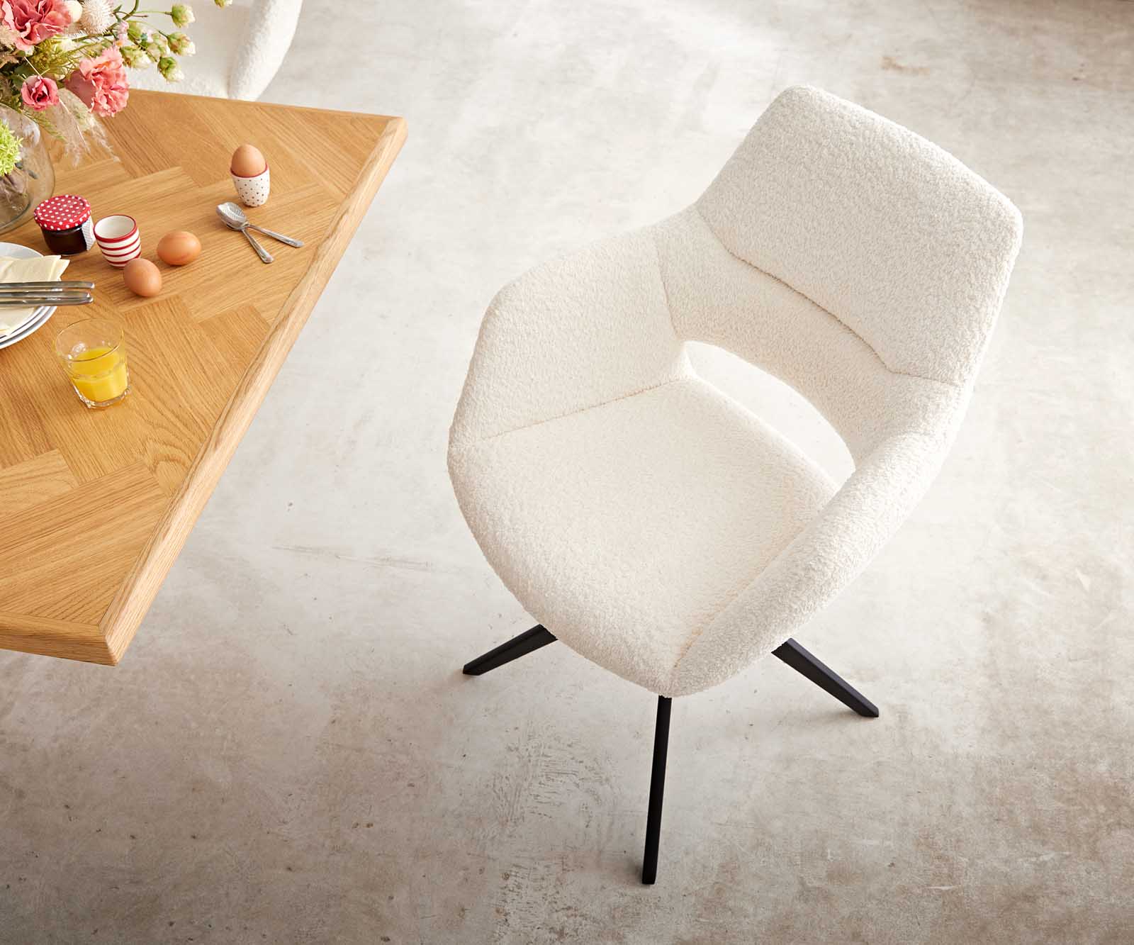 Chaise-pivotante Yago-Flex avec accoudoirs bouclé blanc pied croisé large noir pivotement sur 360° ressorts ensachés 3 Chaise-pivotante Yago-Flex avec accoudoirs bouclé blanc pied croisé large noir pivotement sur 360° ressorts ensachés 3