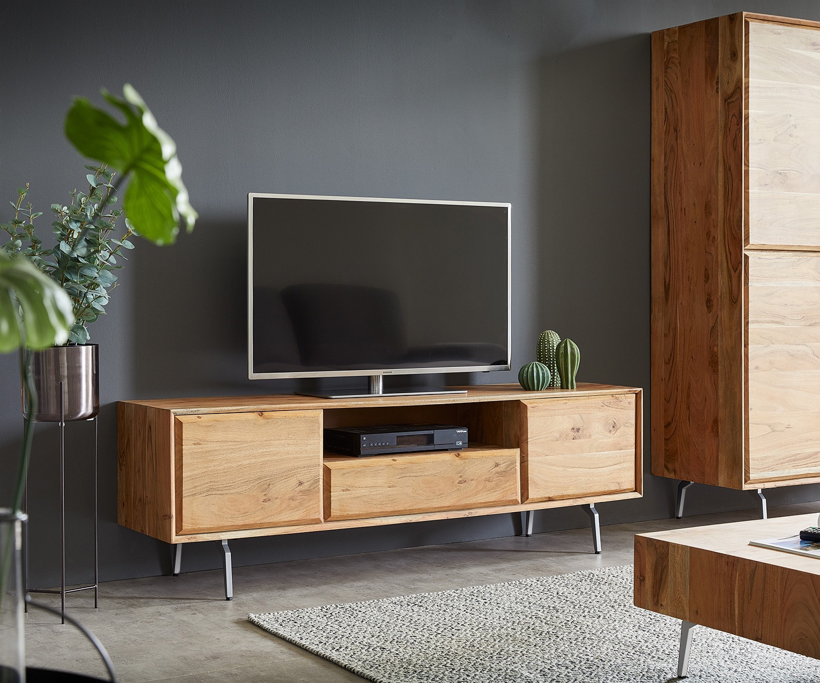 Meuble-TV Shari 160 cm acacia naturel 2 portes 1 tiroir 1 compartiment pied équerre inoxydable Meuble-TV Shari 160 cm acacia naturel 2 portes 1 tiroir 1 compartiment pied équerre inoxydable