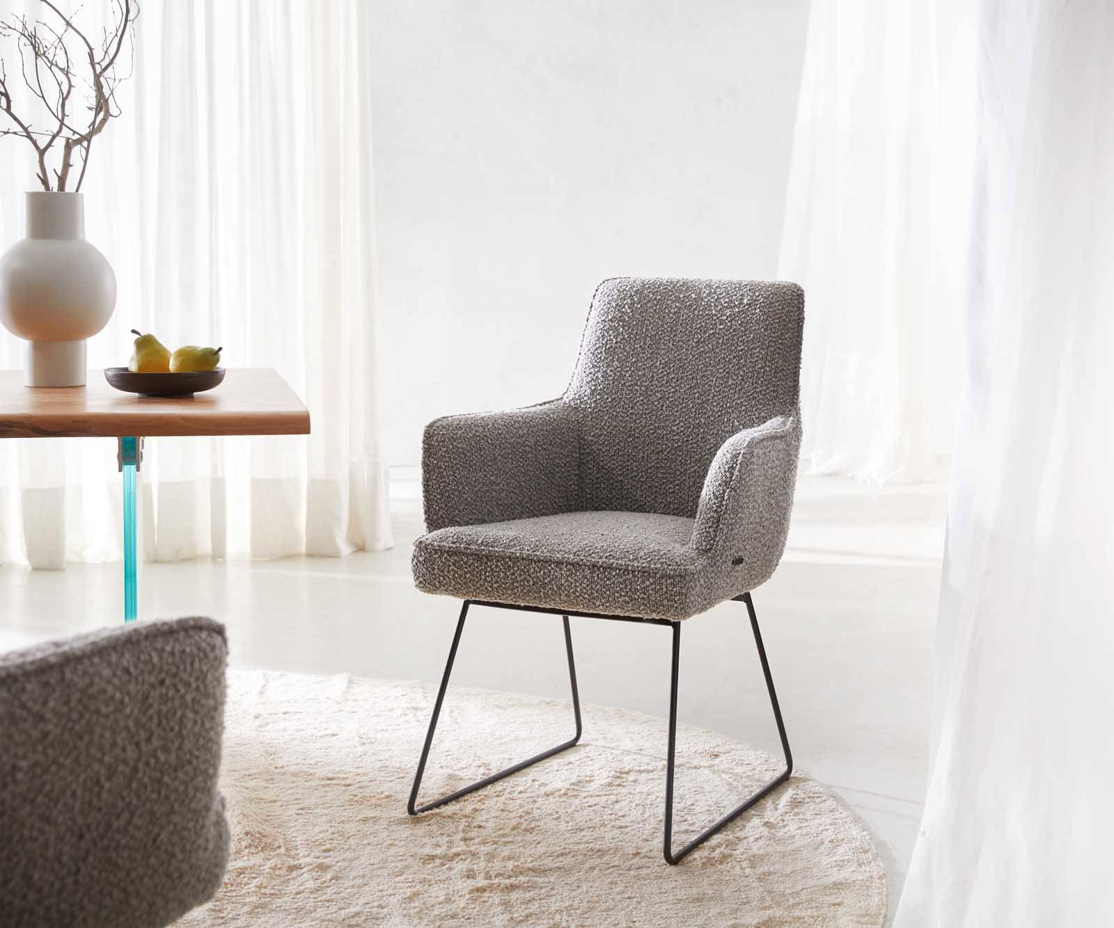 Chaise-de-salle-à-manger Heira-Flex avec accoudoirs bouclé gris argenté pied trapèze noir ressorts ensachés Chaise-de-salle-à-manger Heira-Flex avec accoudoirs bouclé gris argenté pied trapèze noir ressorts ensachés