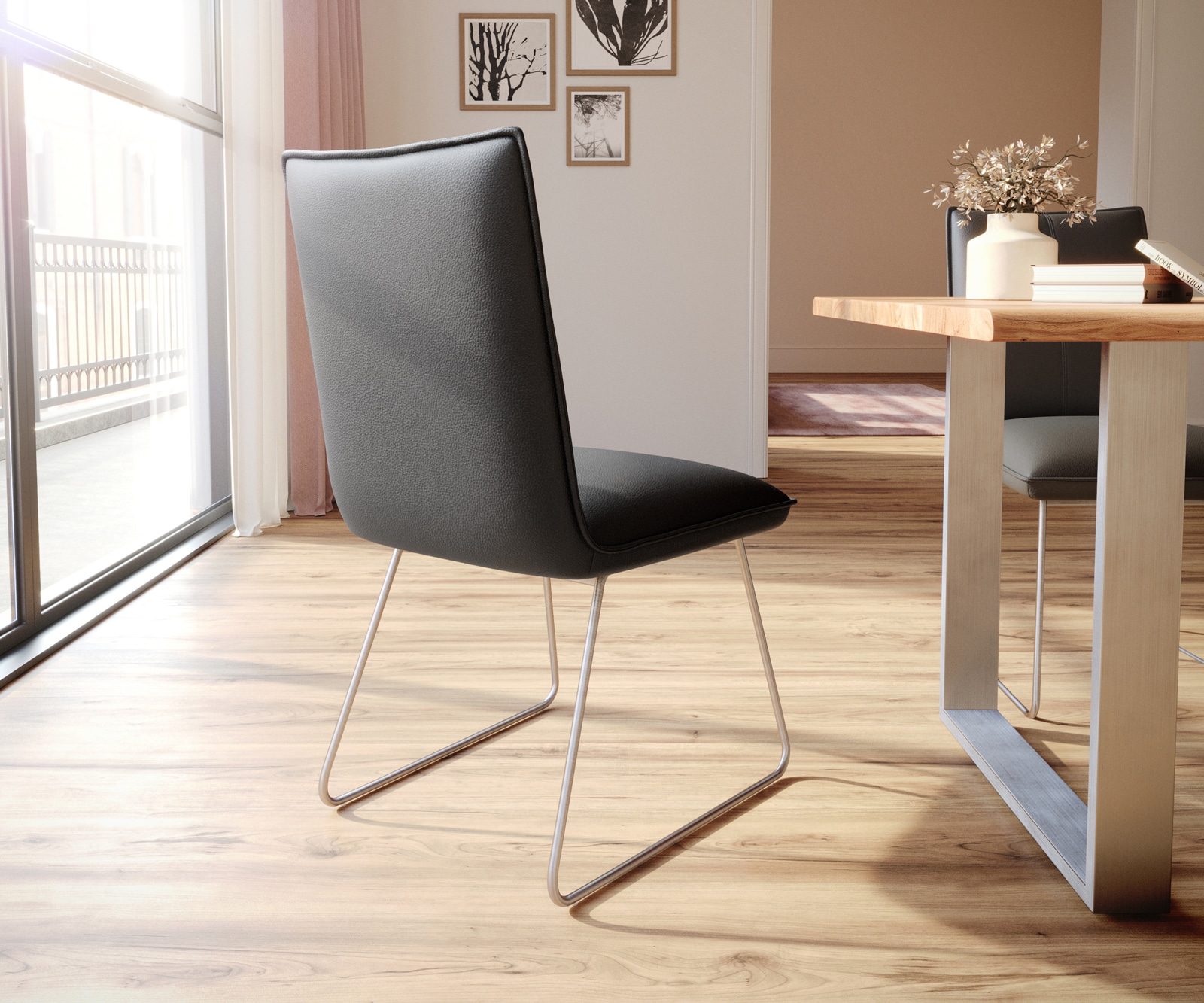 Chaise-de-salle-à-manger Lelio-Flex cuir de vache noir pied trapèze acier inoxydable brossé ressorts ensachés 4 Chaise-de-salle-à-manger Lelio-Flex cuir de vache noir pied trapèze acier inoxydable brossé ressorts ensachés 4