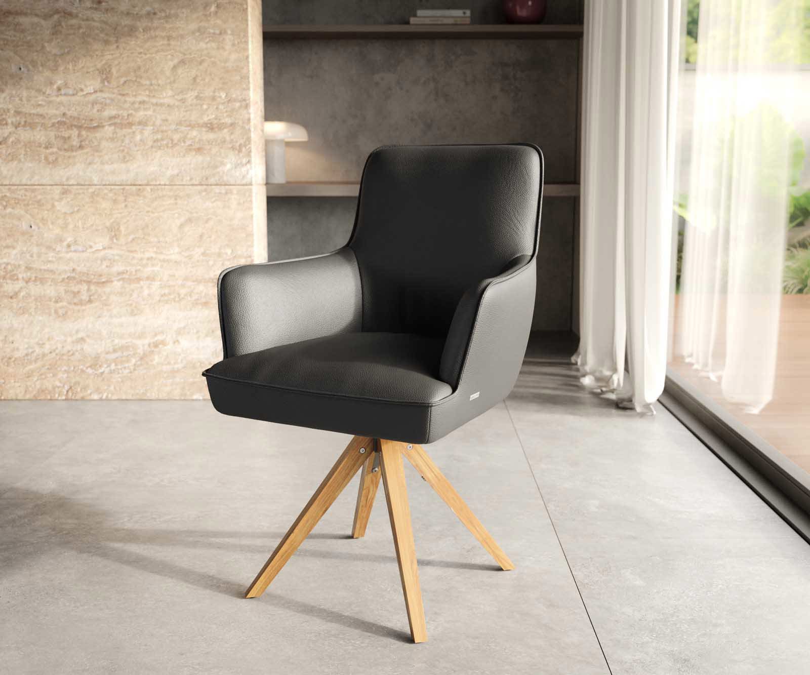 Chaise-pivotante Heira-Flex avec accoudoirs cuir de vache noir pied en bois angulaire naturel pivotement sur 180° ressorts ensachés