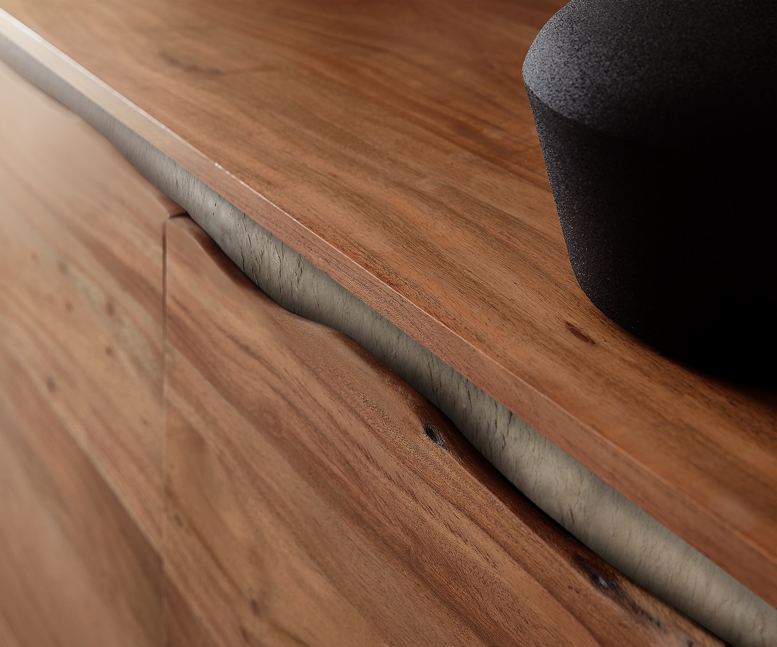 Meuble-TV Stonegrace 220 cm acacia marron bord d'arbre 4 portes pied en V noir 4