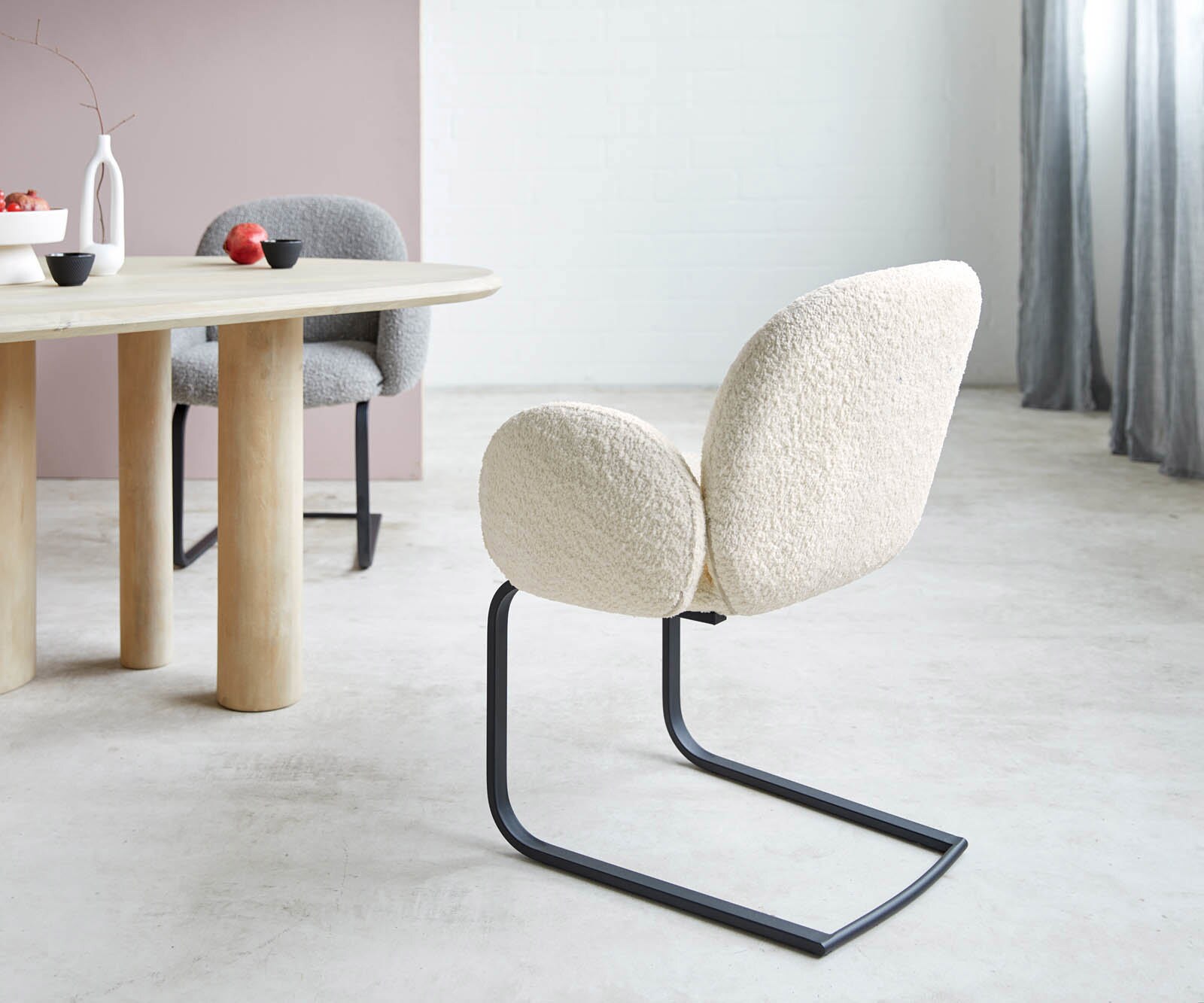 Cantilever Nube-Flex avec accoudoirs bouclé blanc pied cantilever plat noir ressorts ensachés 3 Cantilever Nube-Flex avec accoudoirs bouclé blanc pied cantilever plat noir ressorts ensachés 3