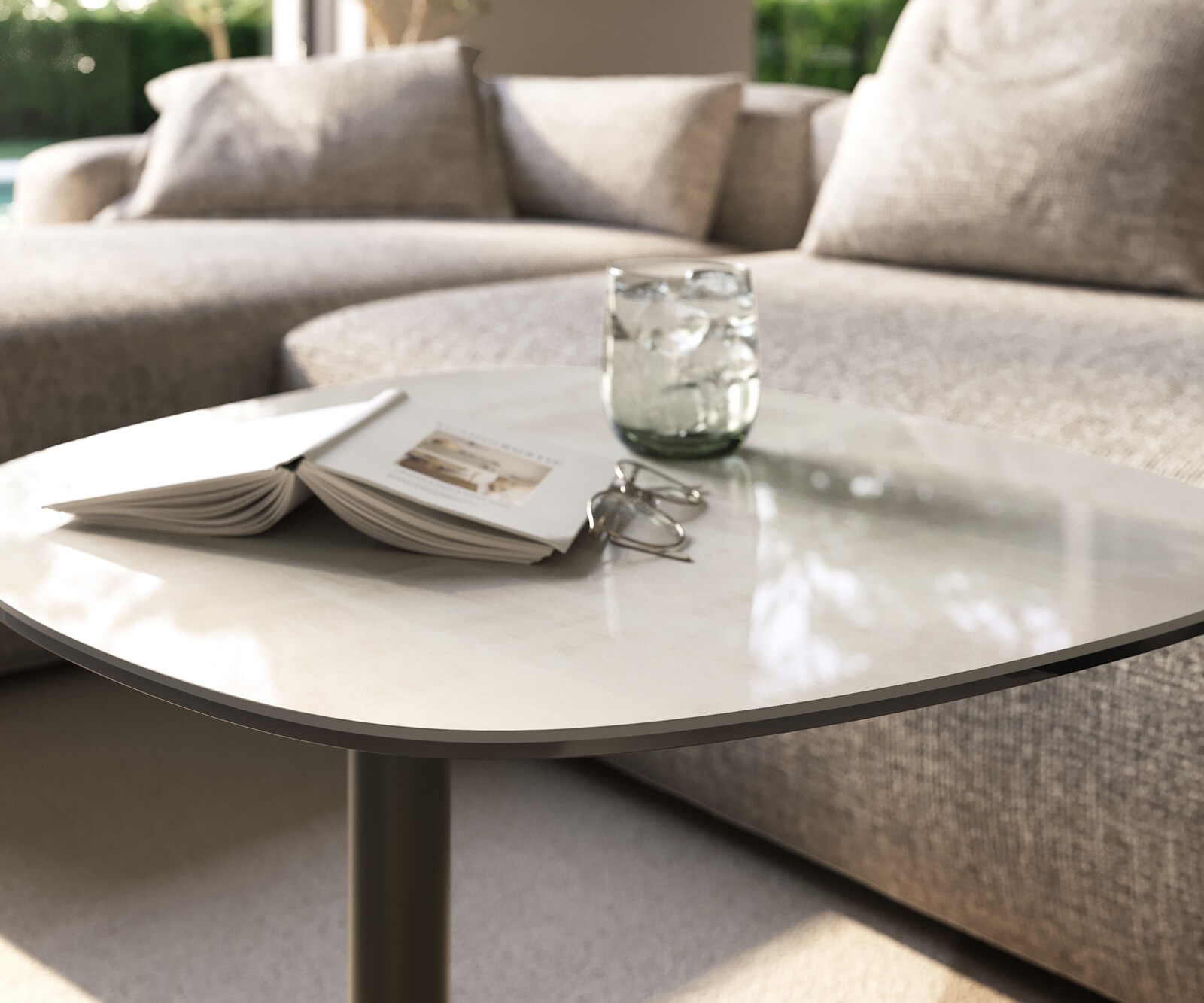 table d’appoint Edge forme bateau 60x60 cm céramique Onyx Champagne Eleny métal finition effet titane 6