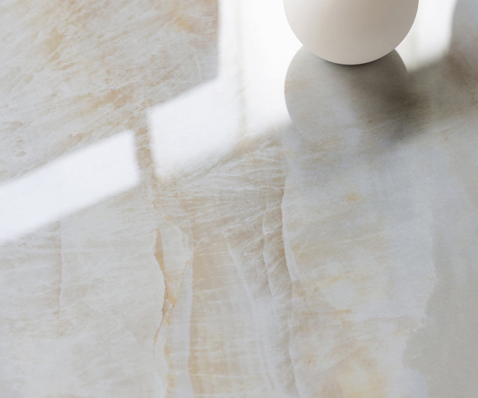 Table à manger Edge 300x100 cm céramique Onyx Pearl Estelar rond métal finition effet titane 4