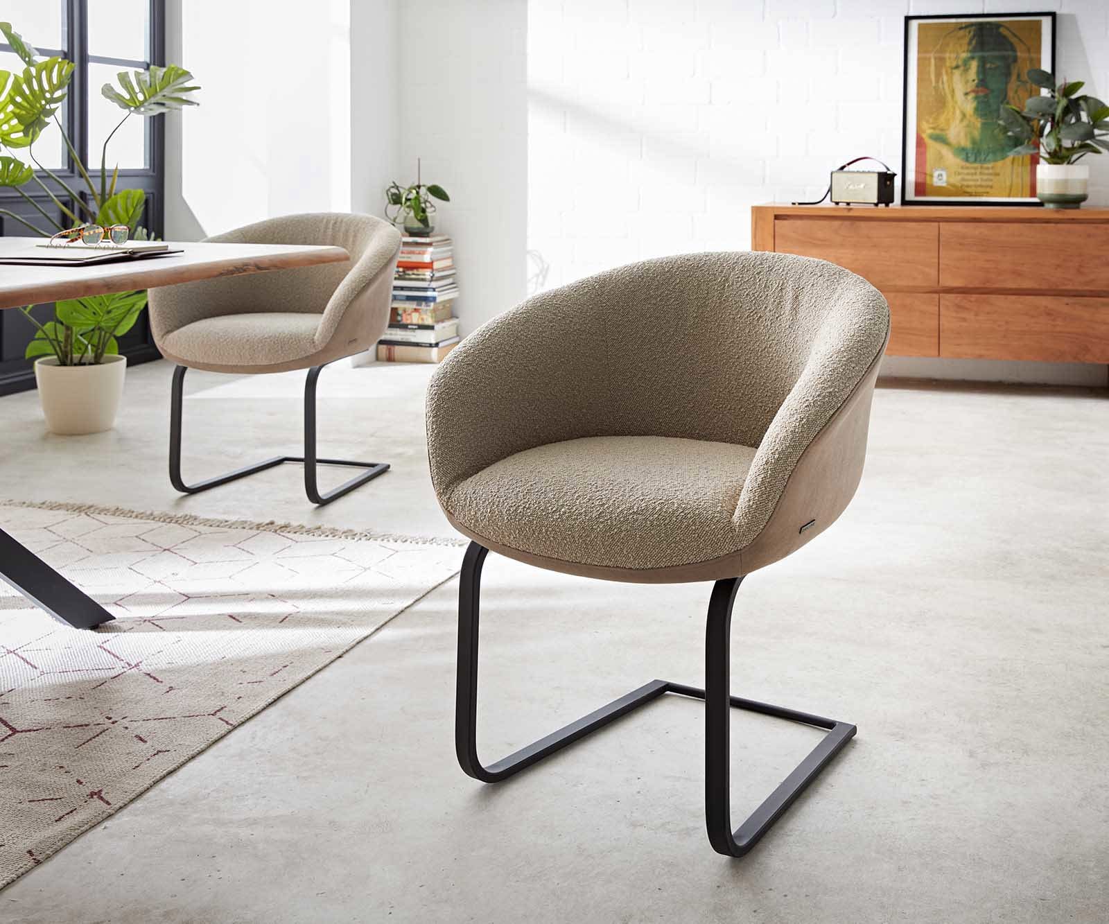 Cantilever Vinka-Flex avec accoudoirs tissu mixte couleur boue pied cantilever plat noir ressorts ensachés Cantilever Vinka-Flex avec accoudoirs tissu mixte couleur boue pied cantilever plat noir ressorts ensachés