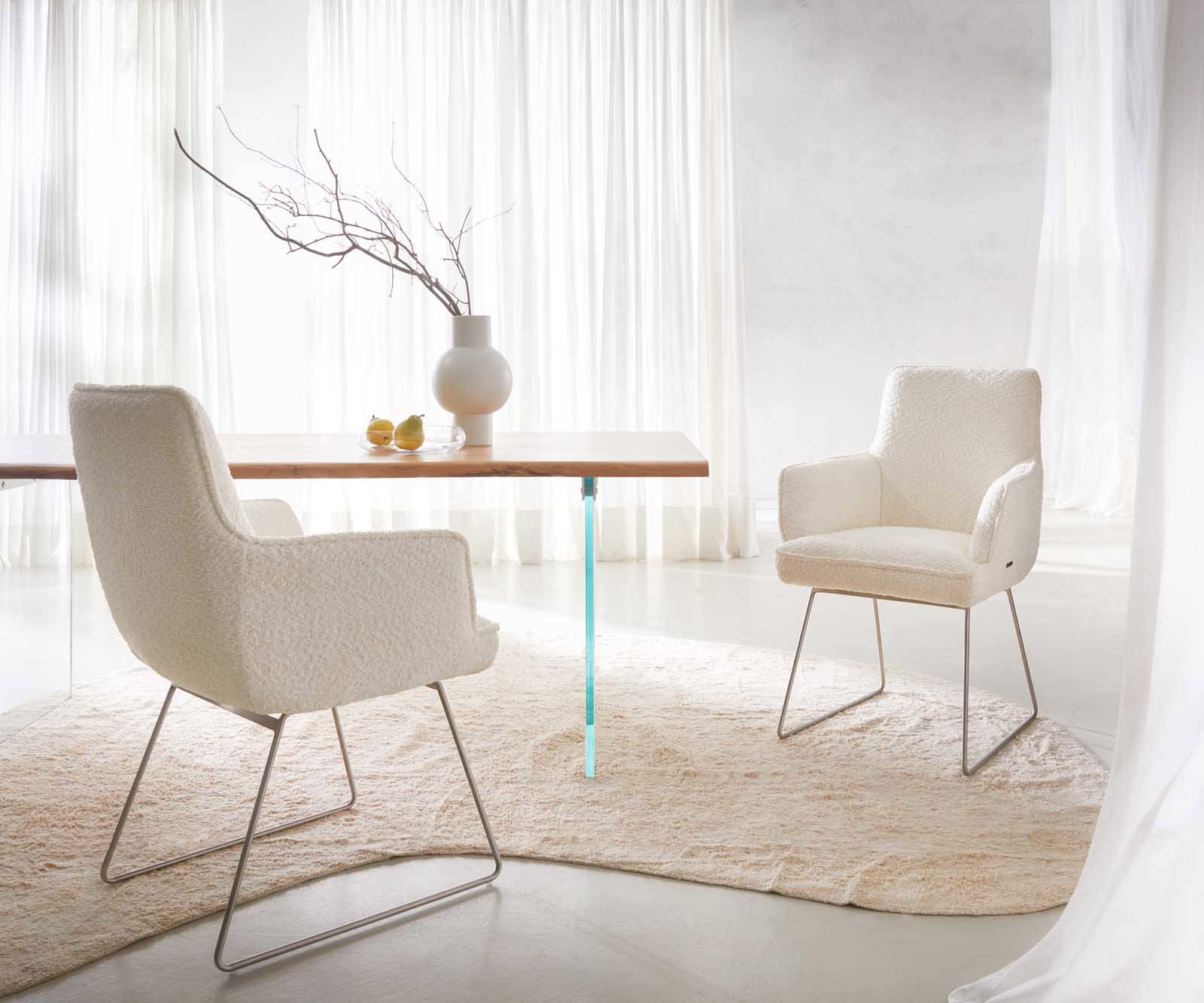 Chaise-de-salle-à-manger Heira-Flex avec accoudoirs bouclé blanc pied trapèze acier inoxydable brossé ressorts ensachés 5 Chaise-de-salle-à-manger Heira-Flex avec accoudoirs bouclé blanc pied trapèze acier inoxydable brossé ressorts ensachés 5