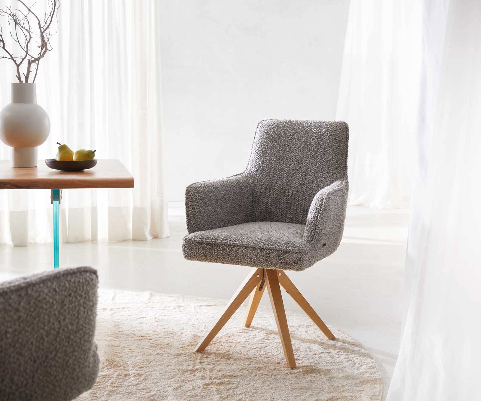 Chaise-pivotante Heira-Flex avec accoudoirs bouclé gris argenté pied en bois angulaire naturel pivotement sur 180° ressorts ensachés
