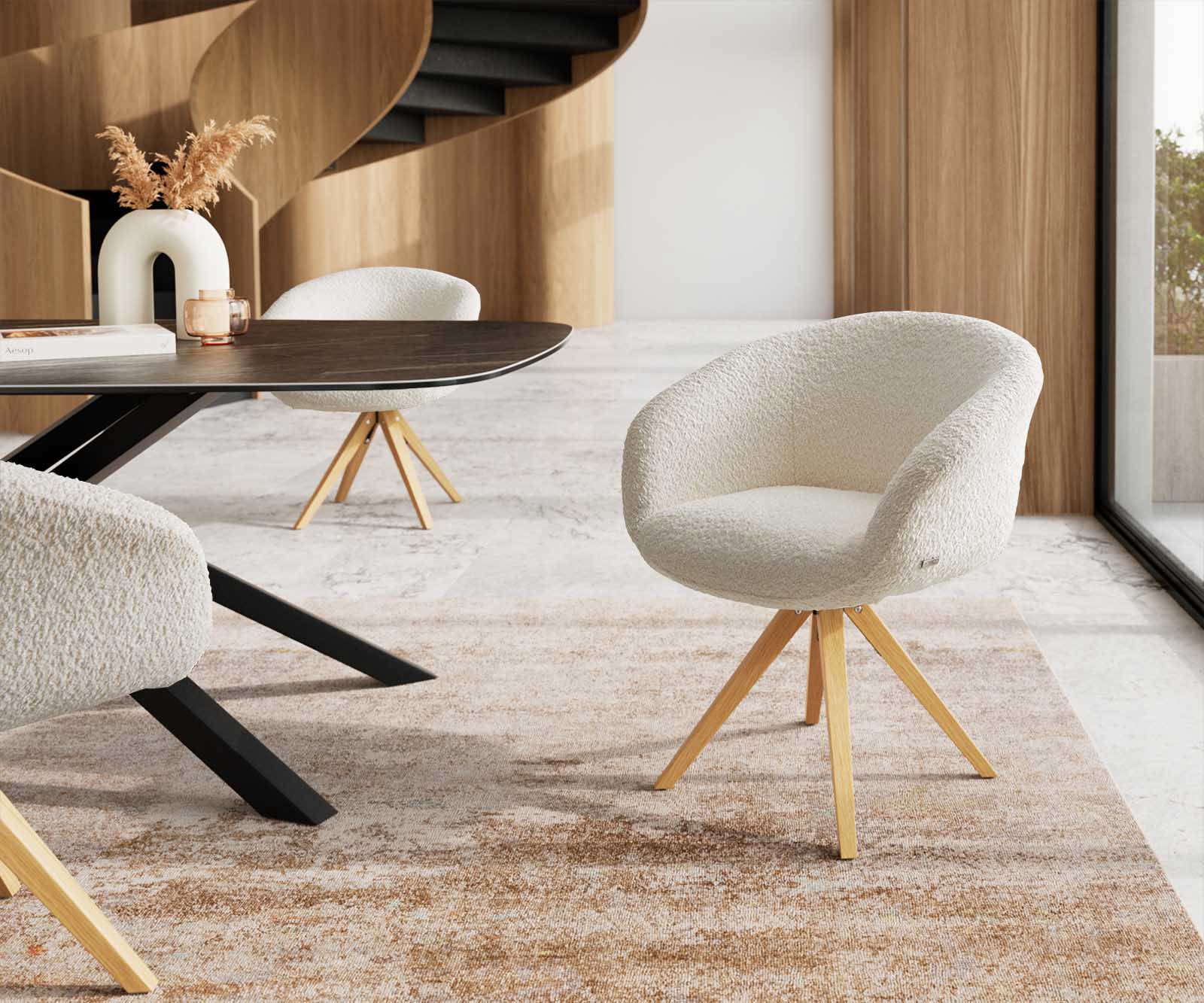 Chaise-pivotante Vinka-Flex avec accoudoirs bouclé blanc pied en bois angulaire naturel pivotement sur 180° ressorts ensachés
