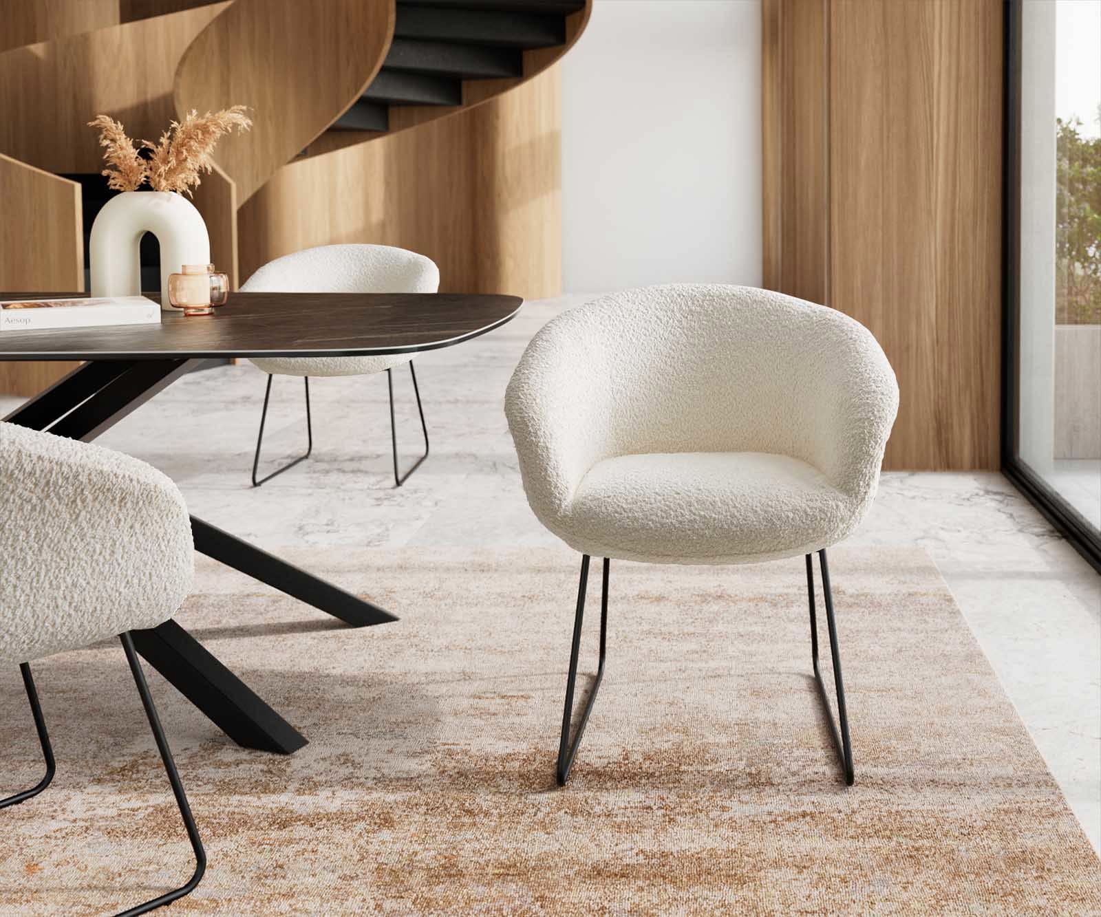 Chaise-de-salle-à-manger Vinka-Flex avec accoudoirs bouclé blanc pied trapèze noir ressorts ensachés 1 Chaise-de-salle-à-manger Vinka-Flex avec accoudoirs bouclé blanc pied trapèze noir ressorts ensachés 1